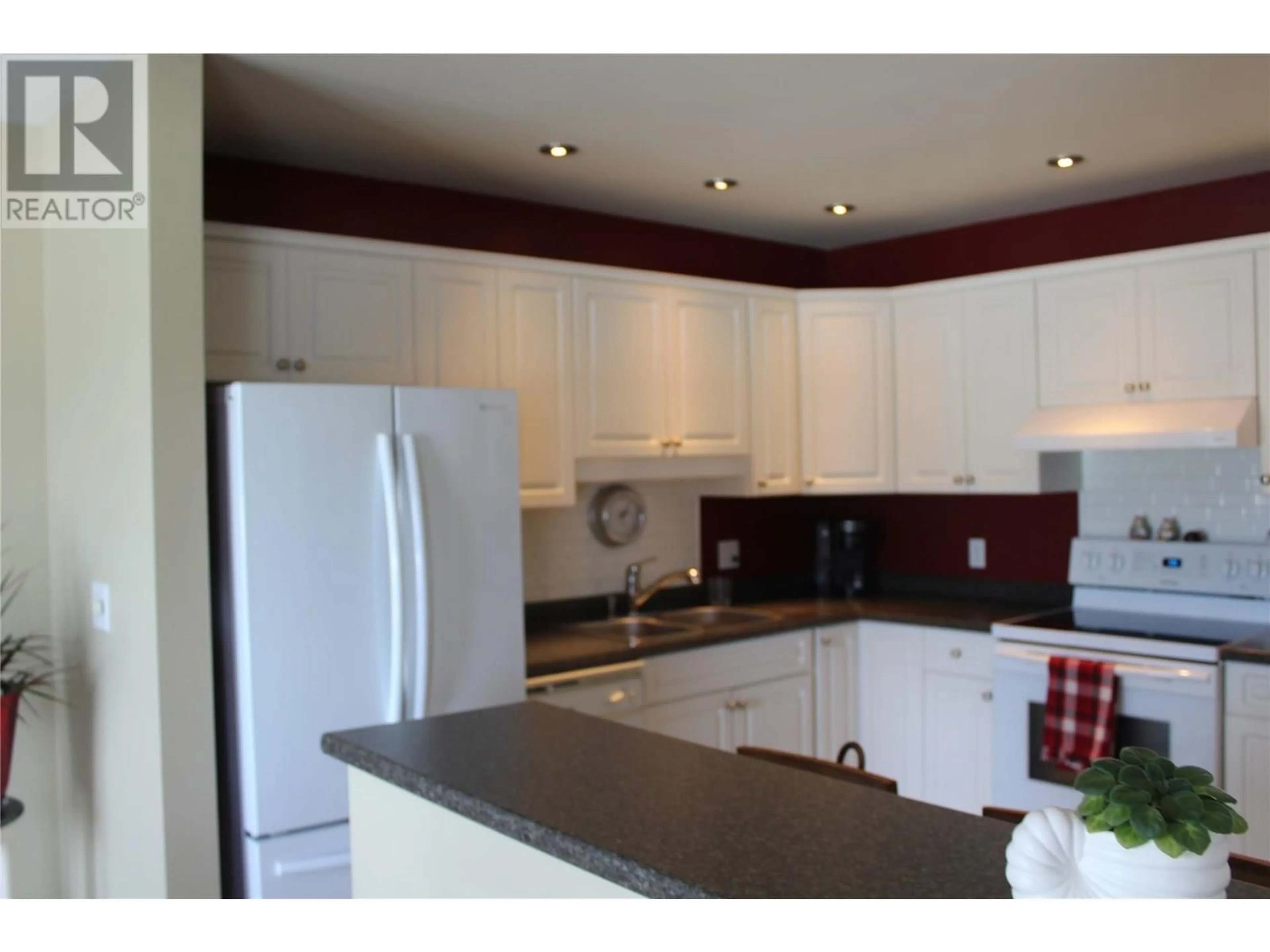 Standard kitchen, wood/laminate floor for 24 - 2951 11 AVENUE NORTHEAST, Salmon Arm British Columbia V1E1V8