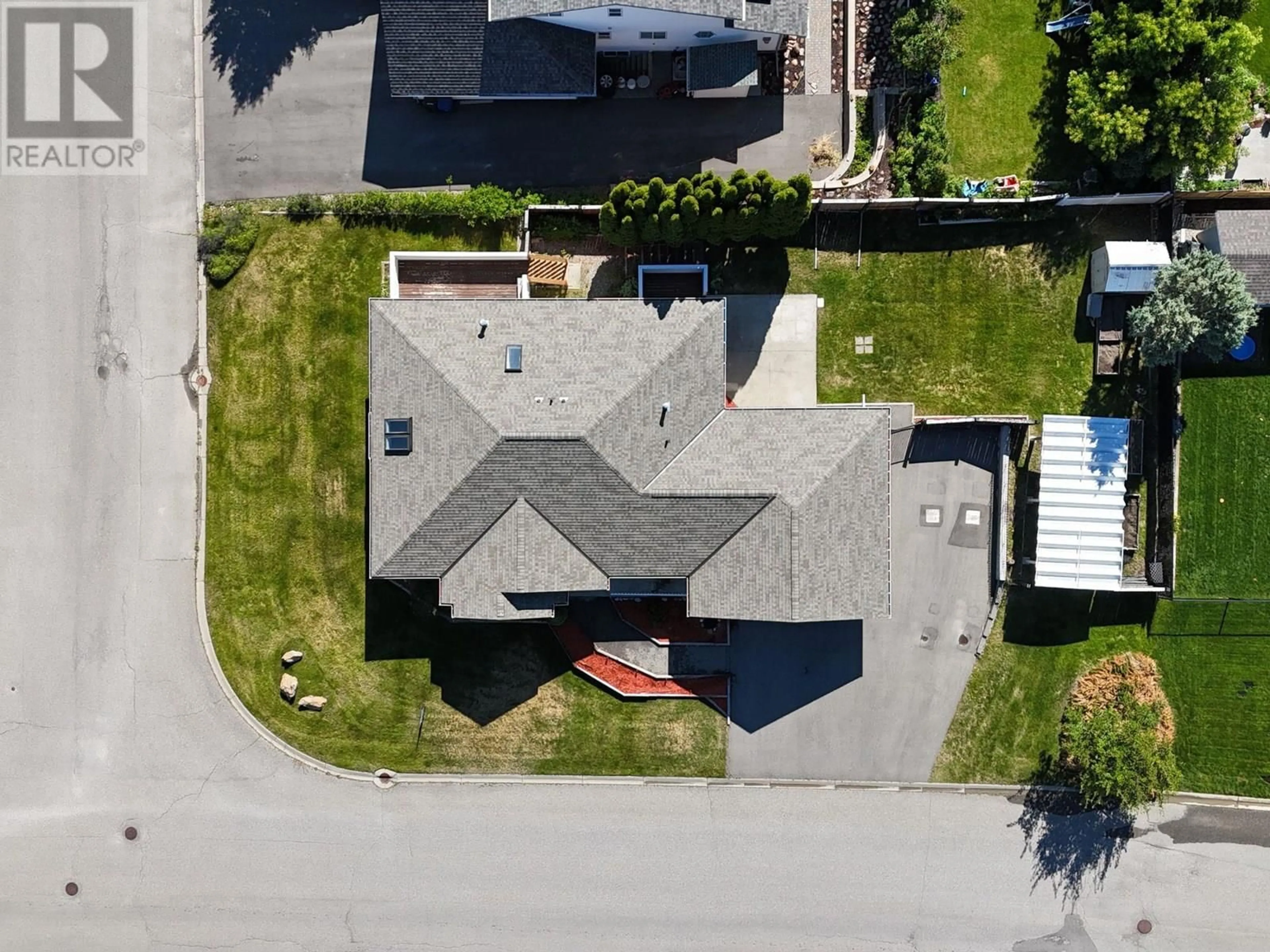 A pic from outside/outdoor area/front of a property/back of a property/a pic from drone, street for 801 16TH STREET SOUTH, Cranbrook British Columbia V1C5N9