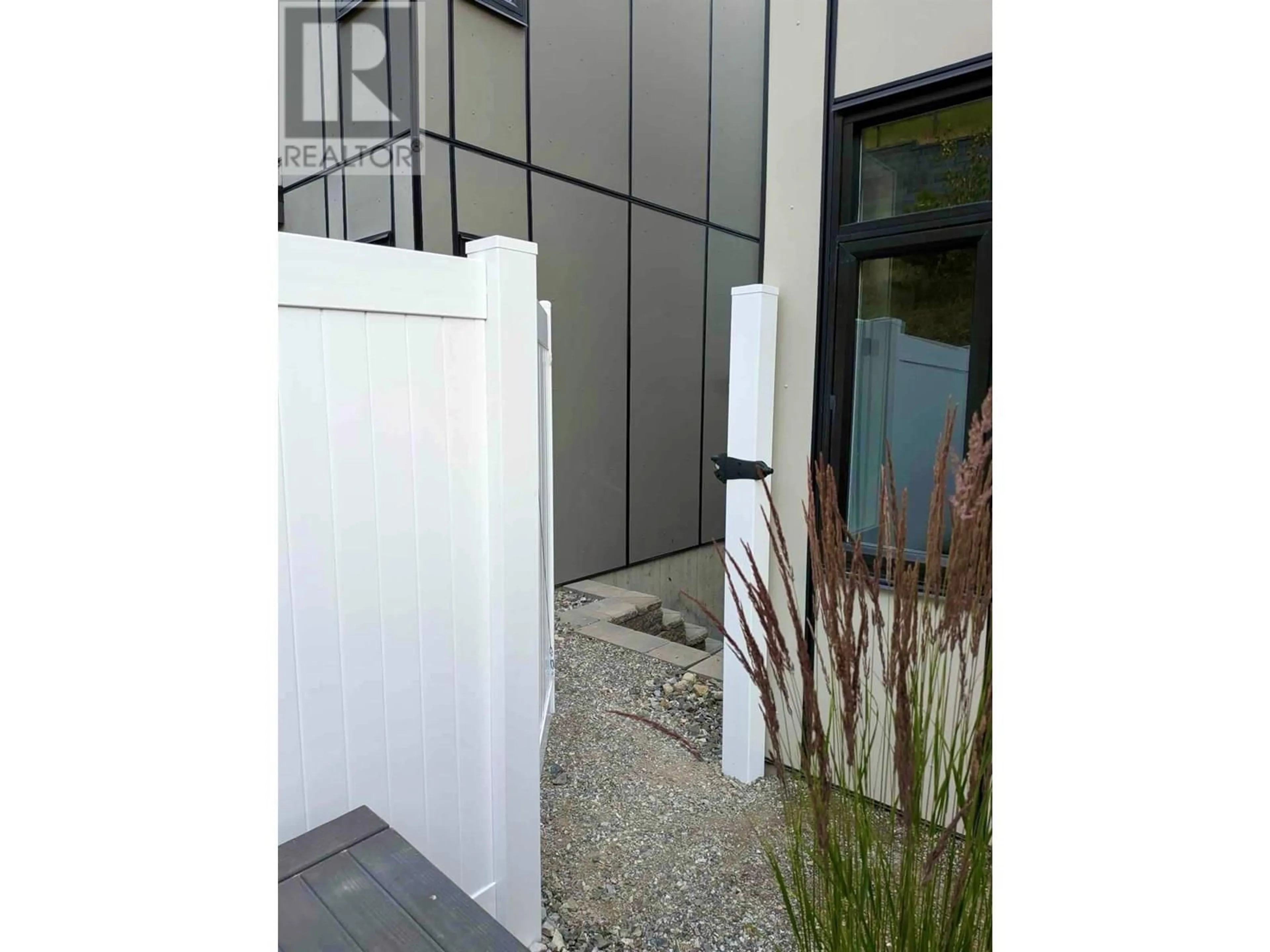 Indoor foyer for 7 - 3220 HILLTOWN DRIVE, Kelowna British Columbia V1V0C6