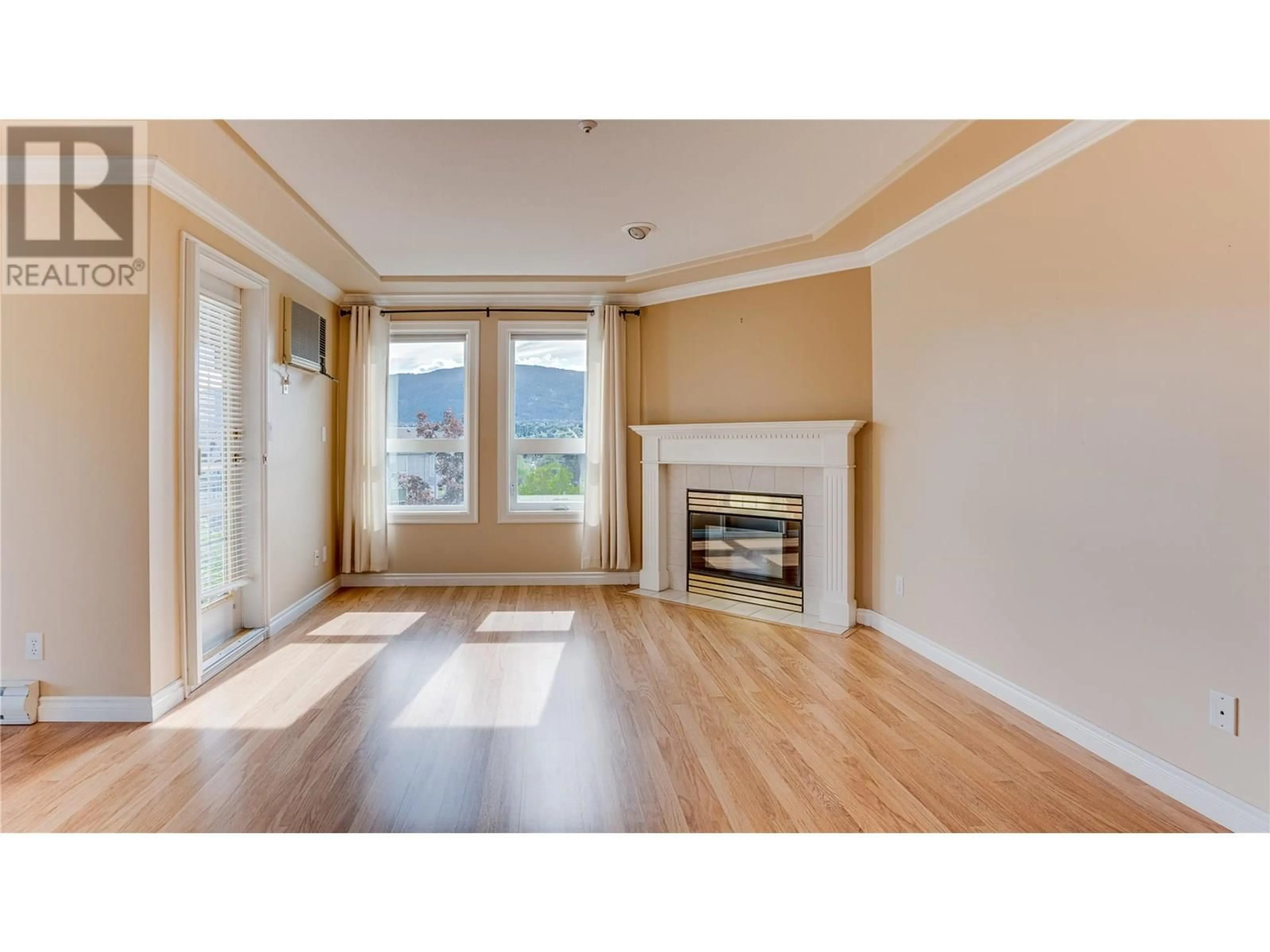 Living room with furniture, wood/laminate floor for 316 - 3300 CENTENNIAL DRIVE, Vernon British Columbia V1T9M5