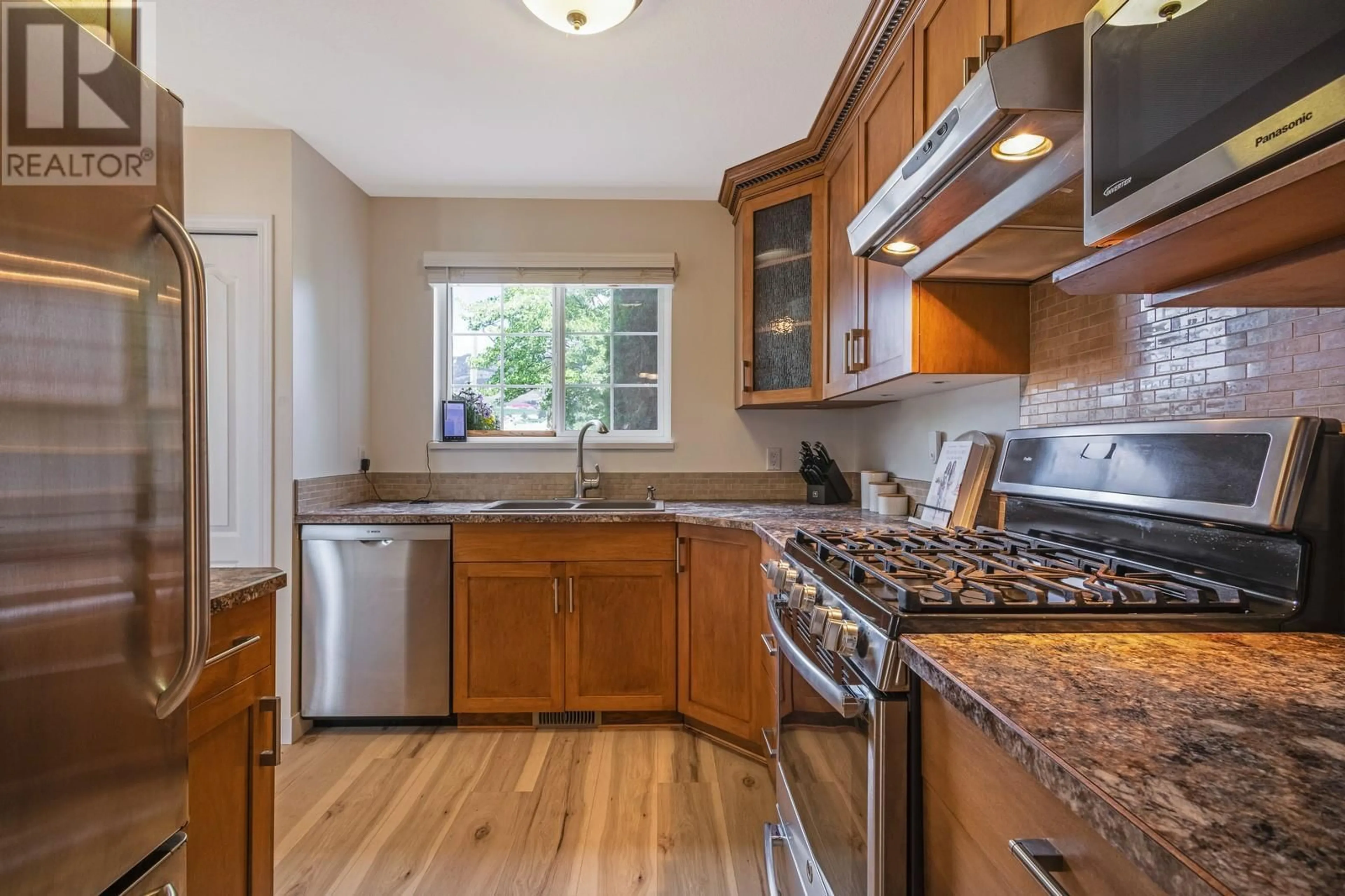Standard kitchen, unknown for 142 PRIOR ROAD SOUTH, Kelowna British Columbia V1X2Y4