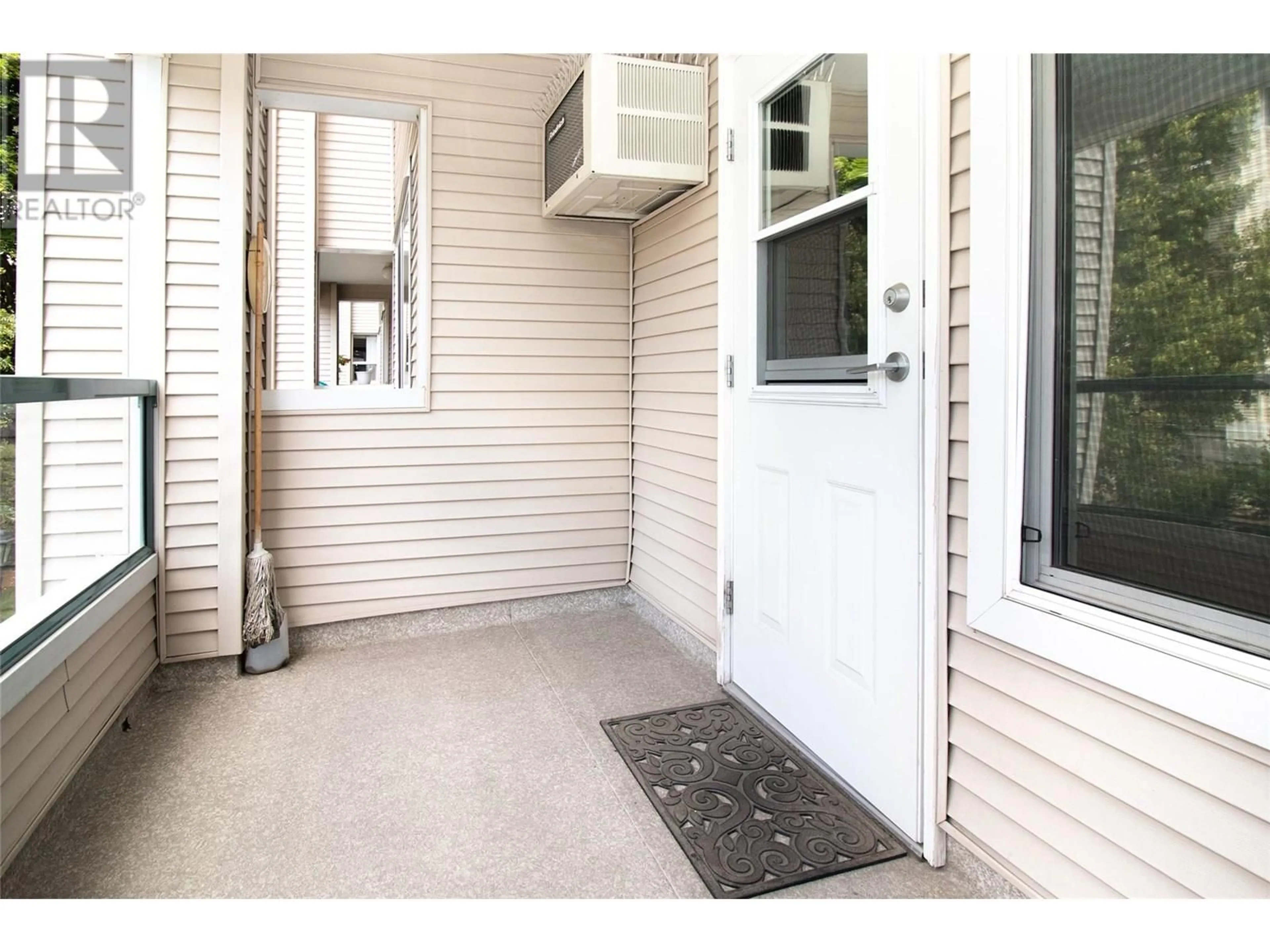 Indoor entryway for 107 - 980 GLENWOOD AVENUE, Kelowna British Columbia V1Y9P2