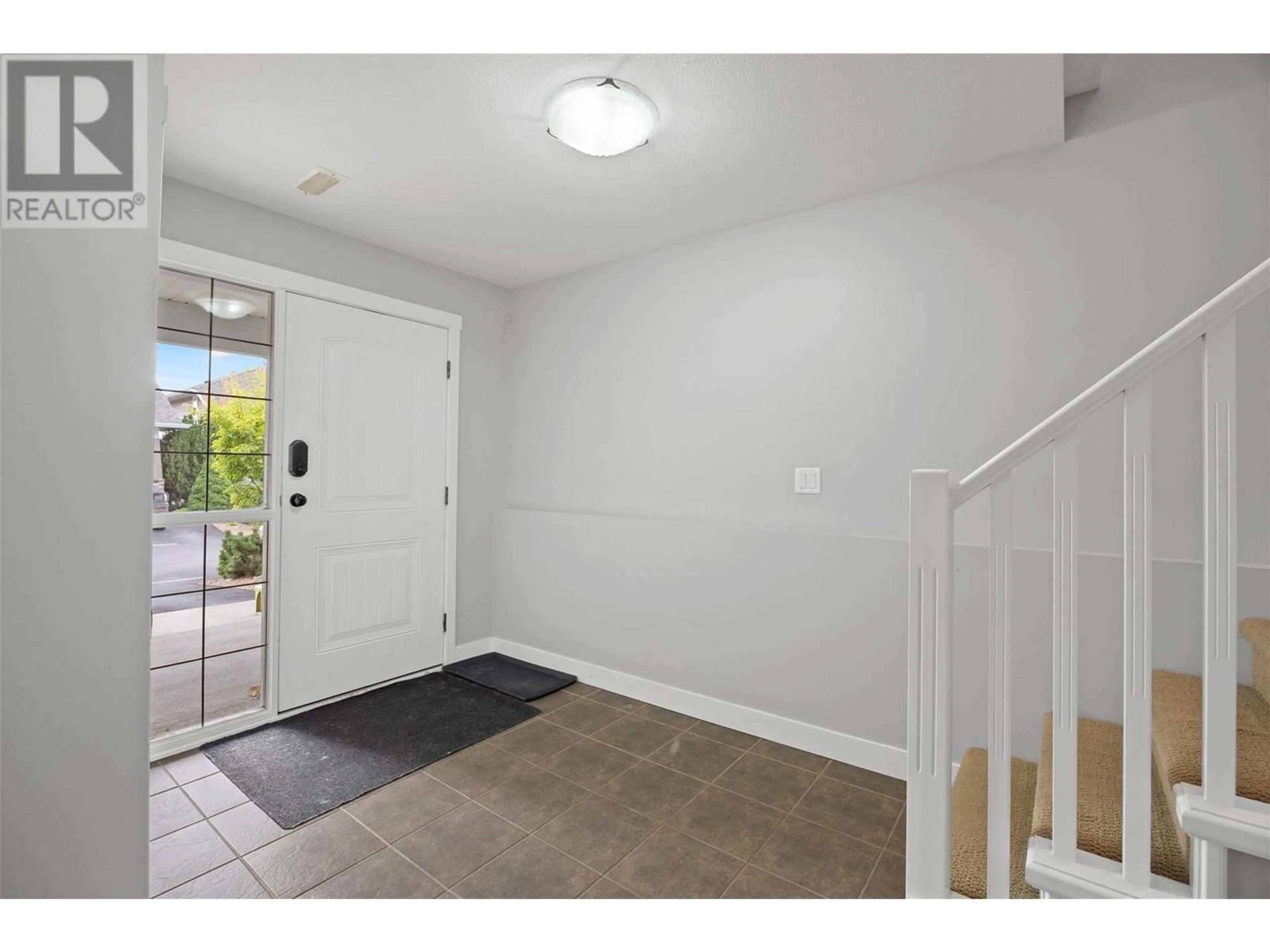 Indoor entryway for 16 - 1885 GRASSLANDS BOULEVARD, Kamloops British Columbia V2B0B8