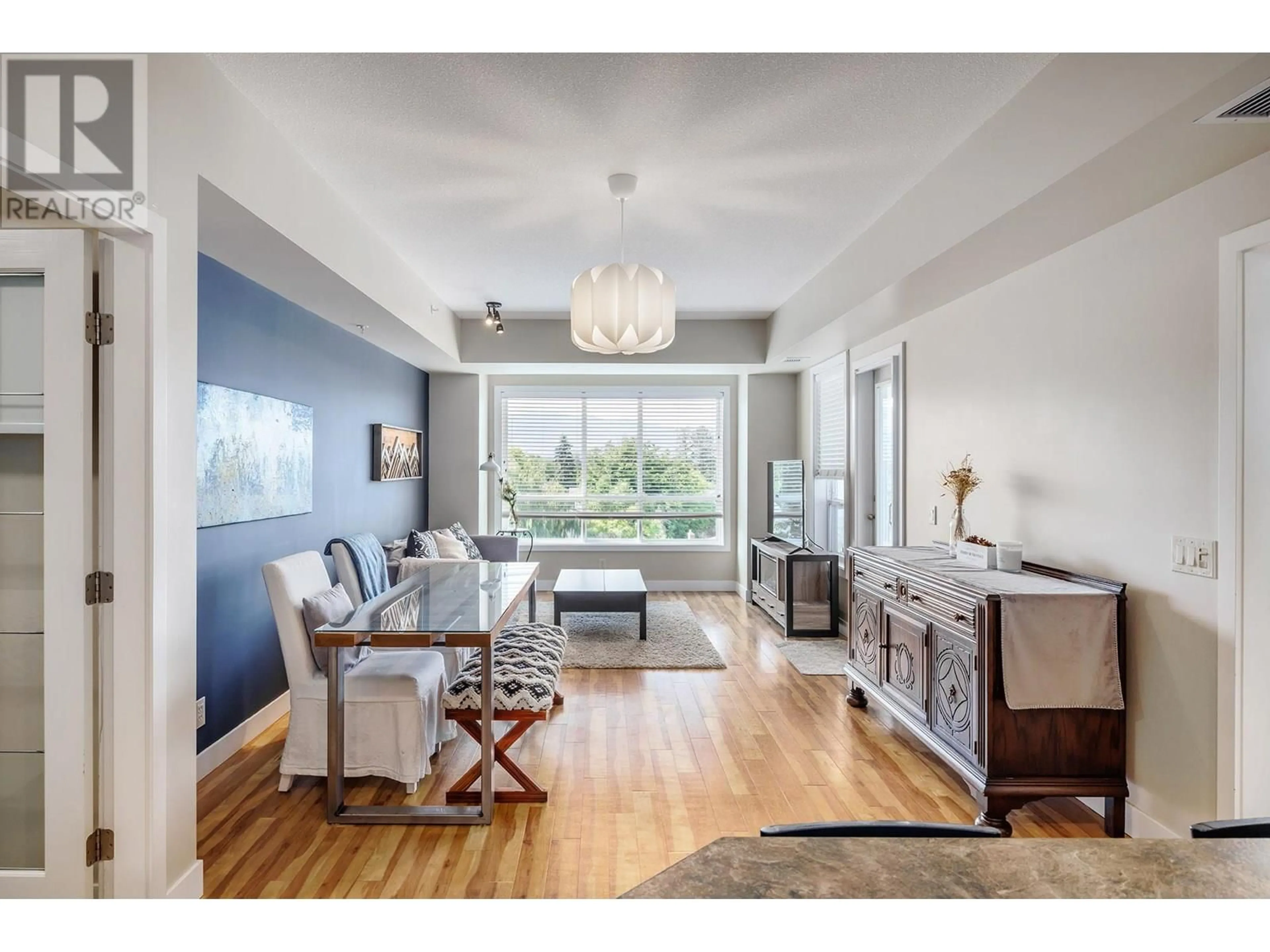 Living room with furniture, wood/laminate floor for 411 - 850 SAUCIER AVENUE, Kelowna British Columbia V1Y6A3