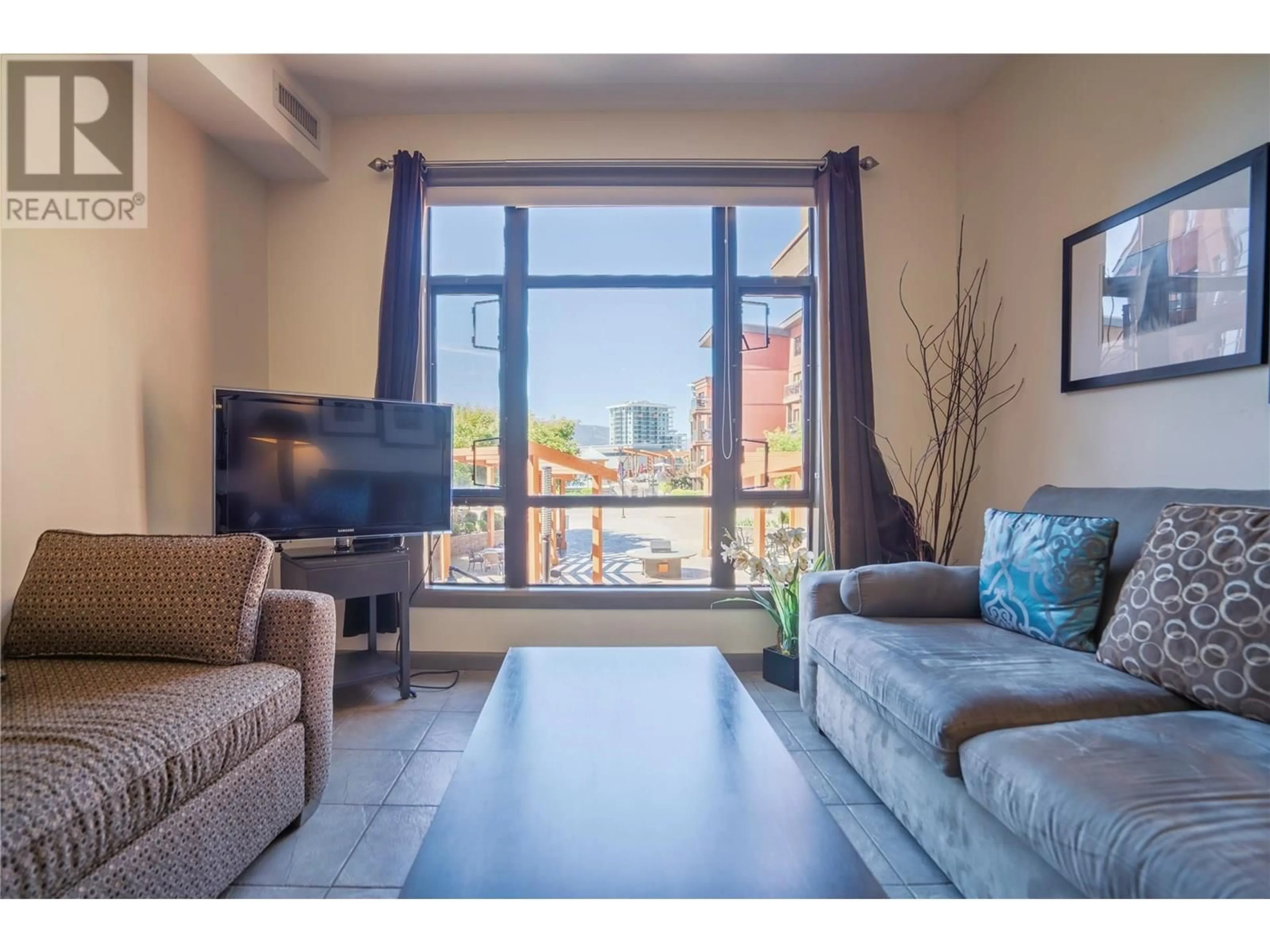 Living room with furniture, unknown for 427 - 654 COOK ROAD, Kelowna British Columbia V1W3G7