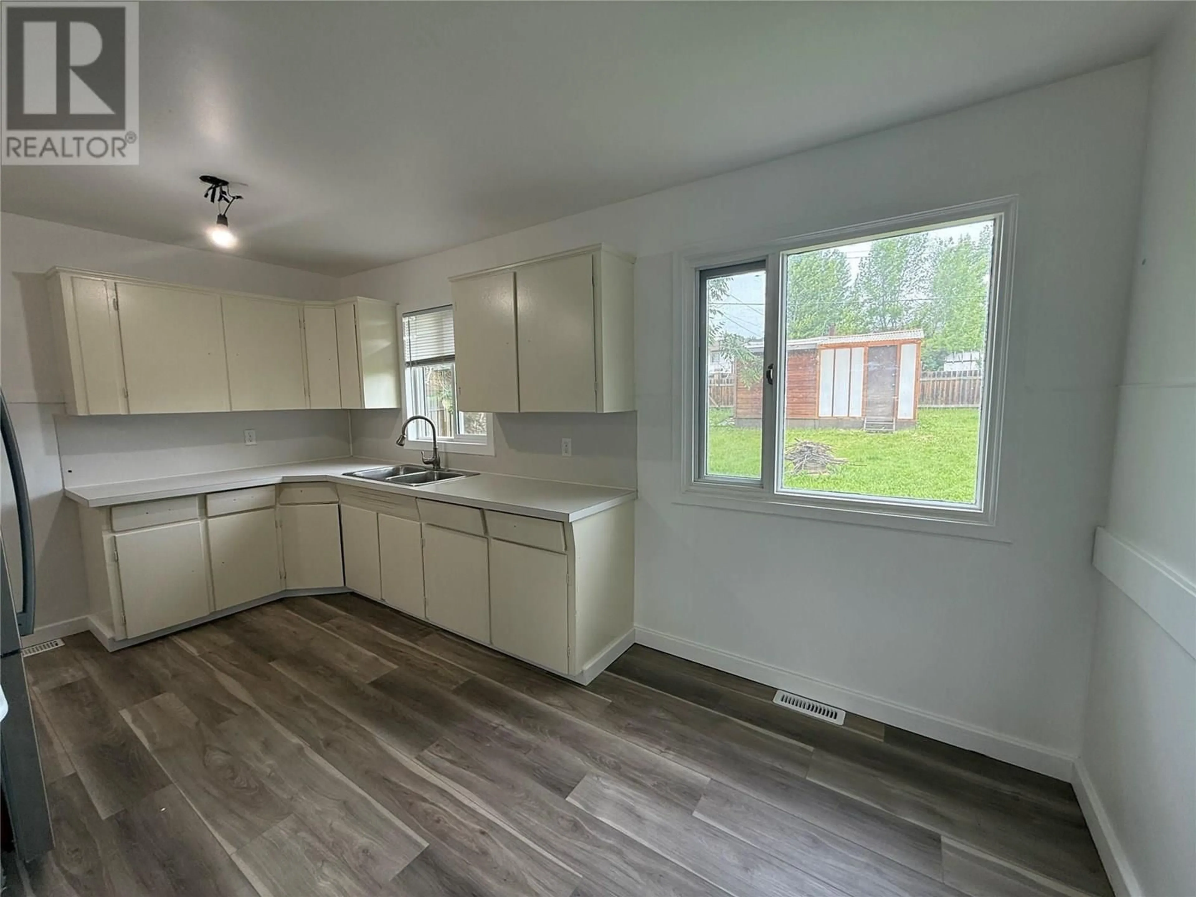Unknown for 304 100B AVENUE, Dawson Creek British Columbia V1G1Y1