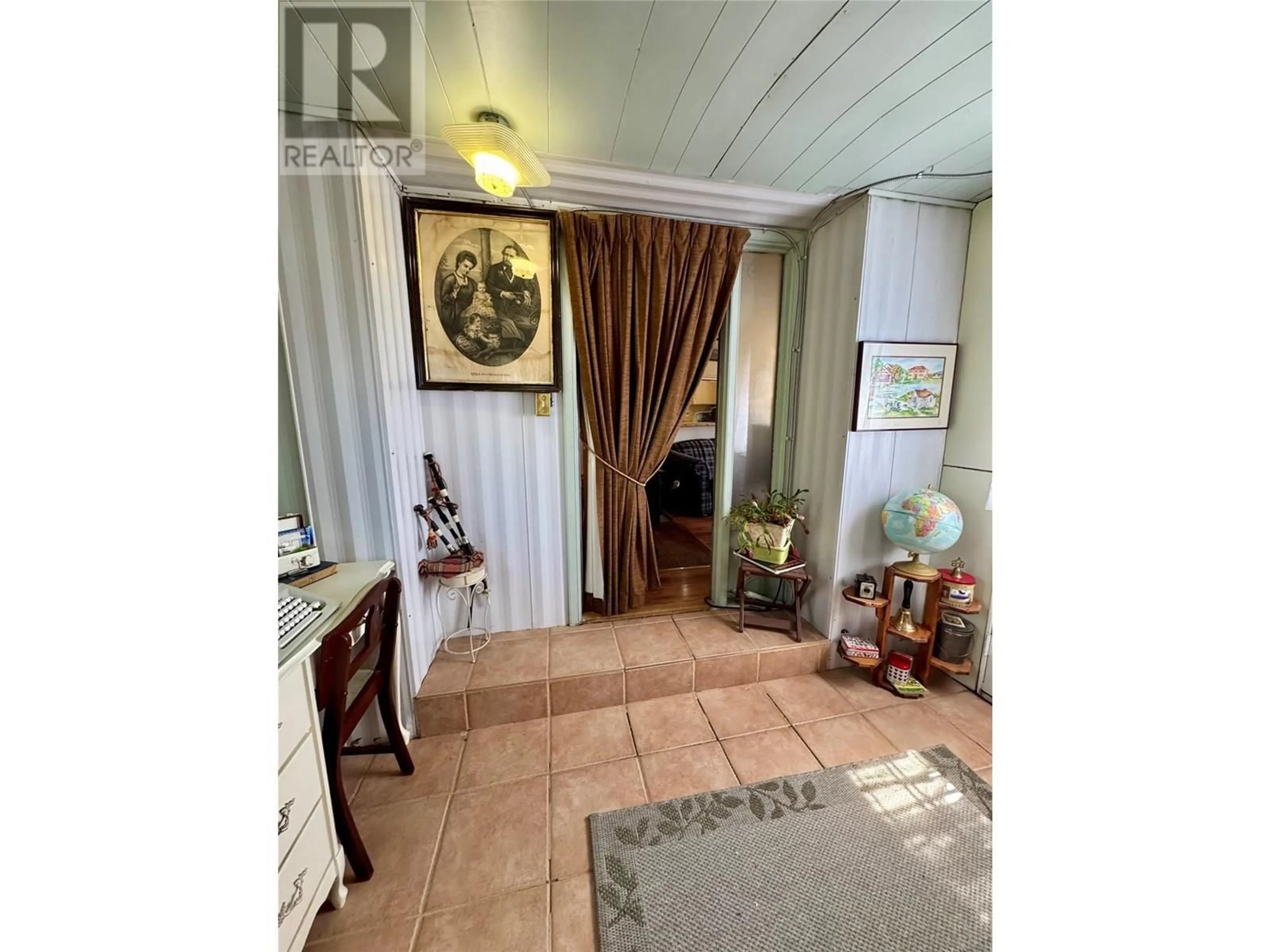 Indoor foyer for 2528 ABERDEEN ROAD, Merritt British Columbia V0K1Y0