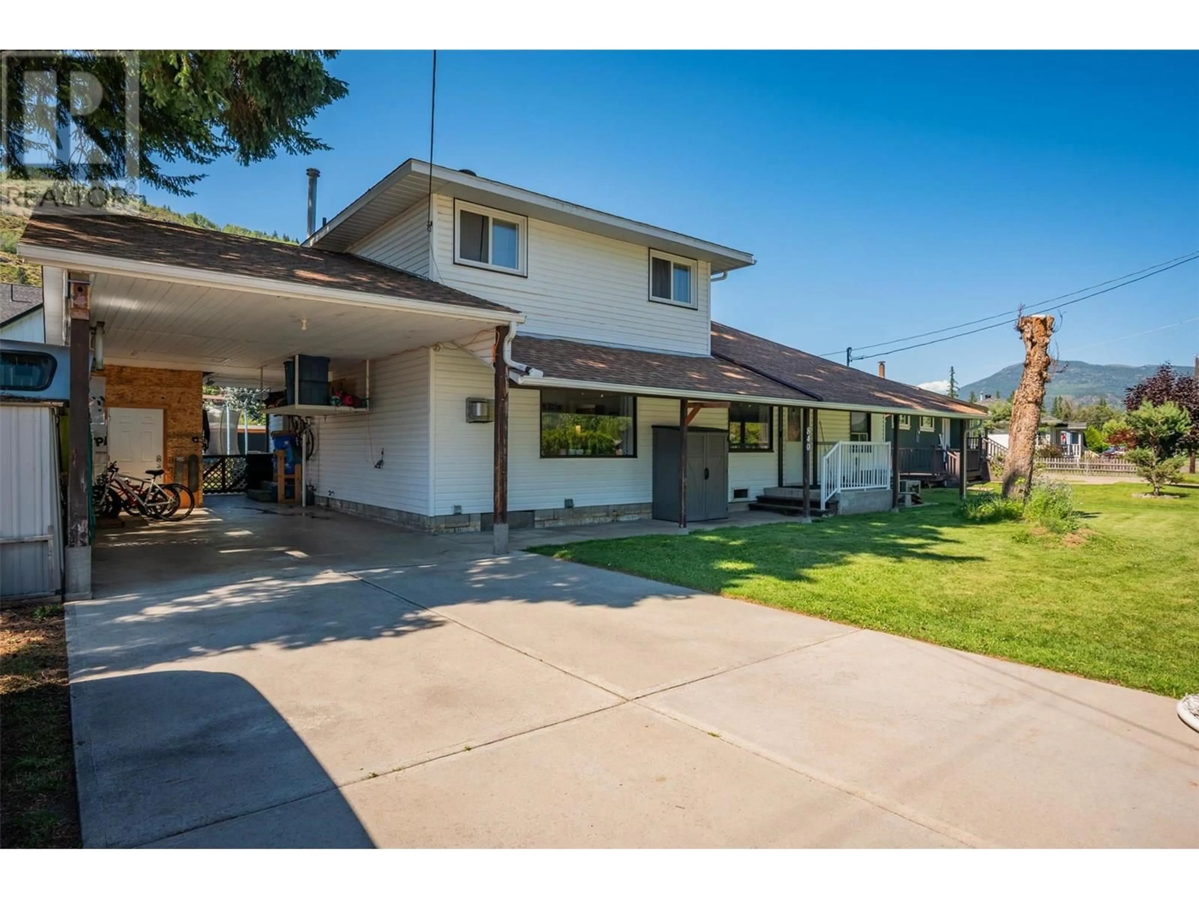 A pic from outside/outdoor area/front of a property/back of a property/a pic from drone, street for 840 9TH AVENUE, Montrose British Columbia V0G1P0