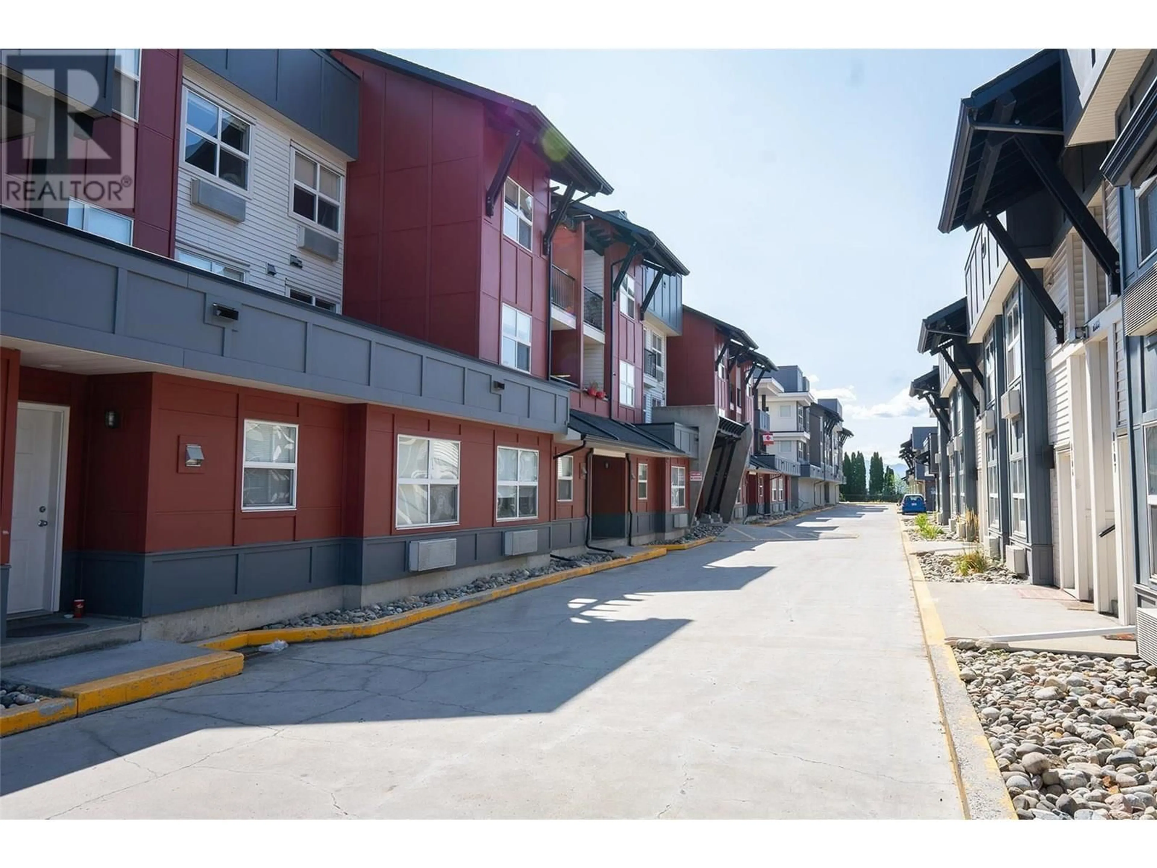 Patio, street for 301 - 1481 GLENMORE ROAD NORTH, Kelowna British Columbia V1V2C5