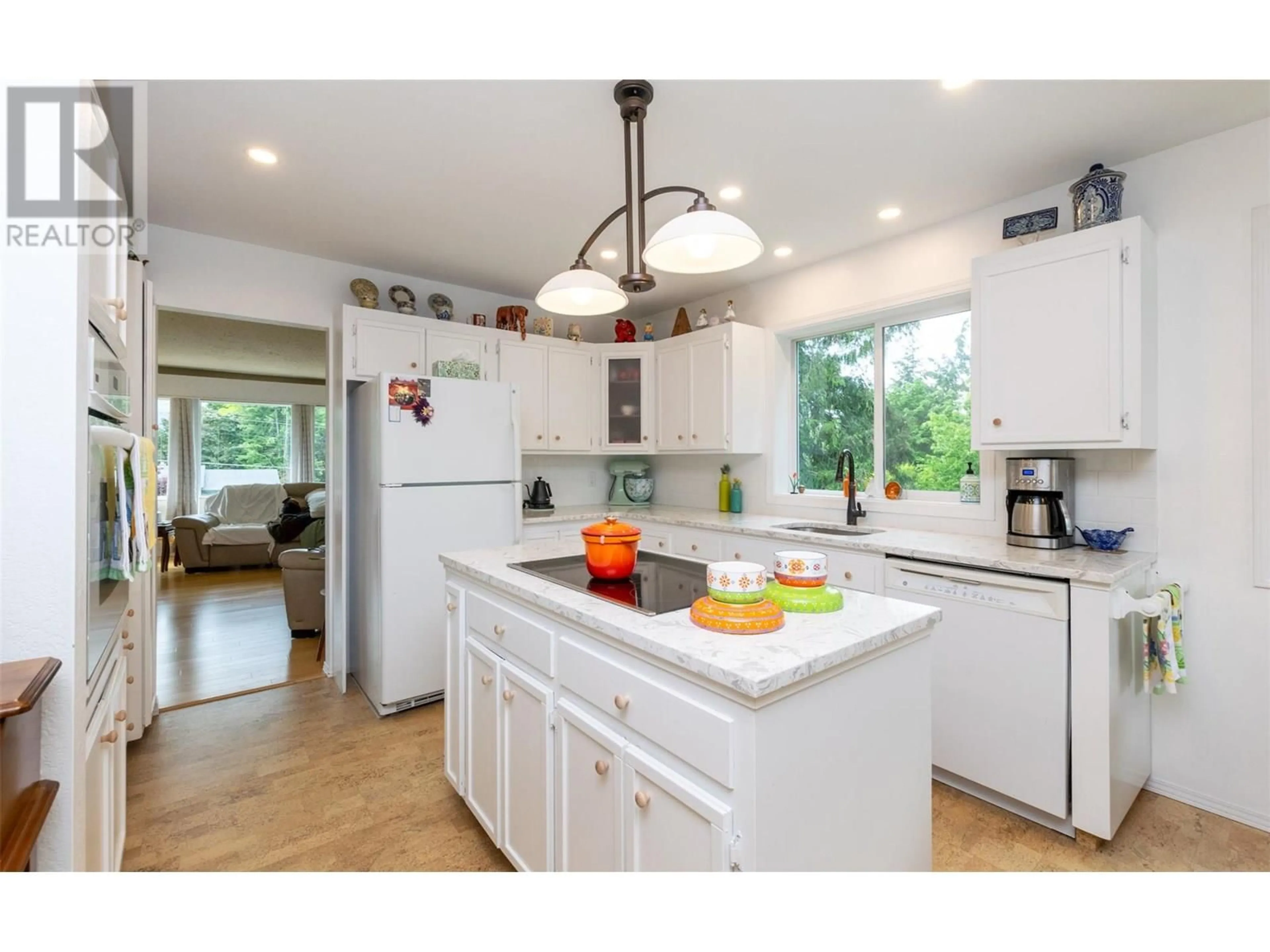 Open concept kitchen, unknown for 860 33 STREET SOUTHEAST, Salmon Arm British Columbia V1E2C5