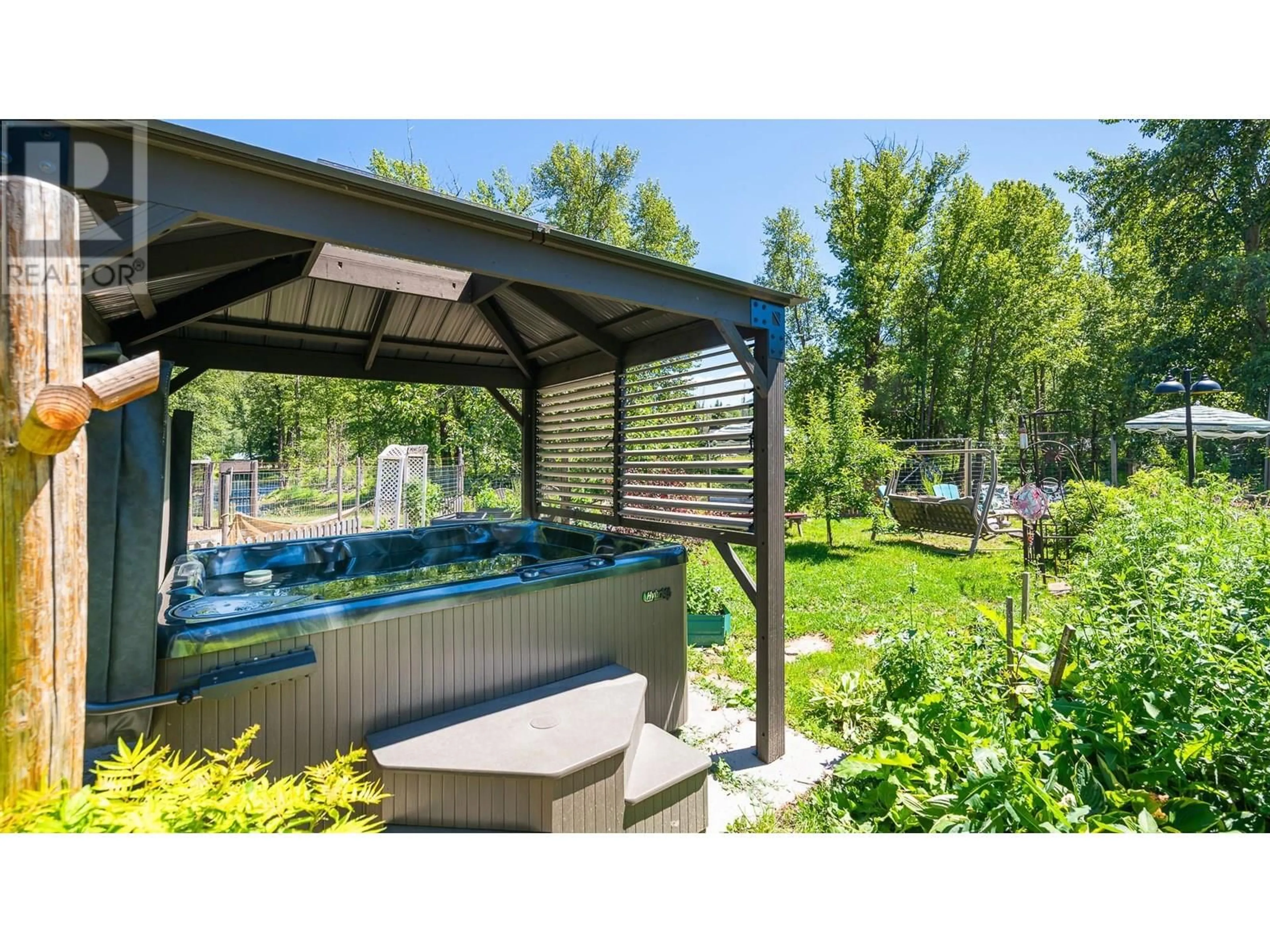 Patio, water/lake/river/ocean view for 9005 3 & 95 HIGHWAY, Yahk British Columbia V0B2P0