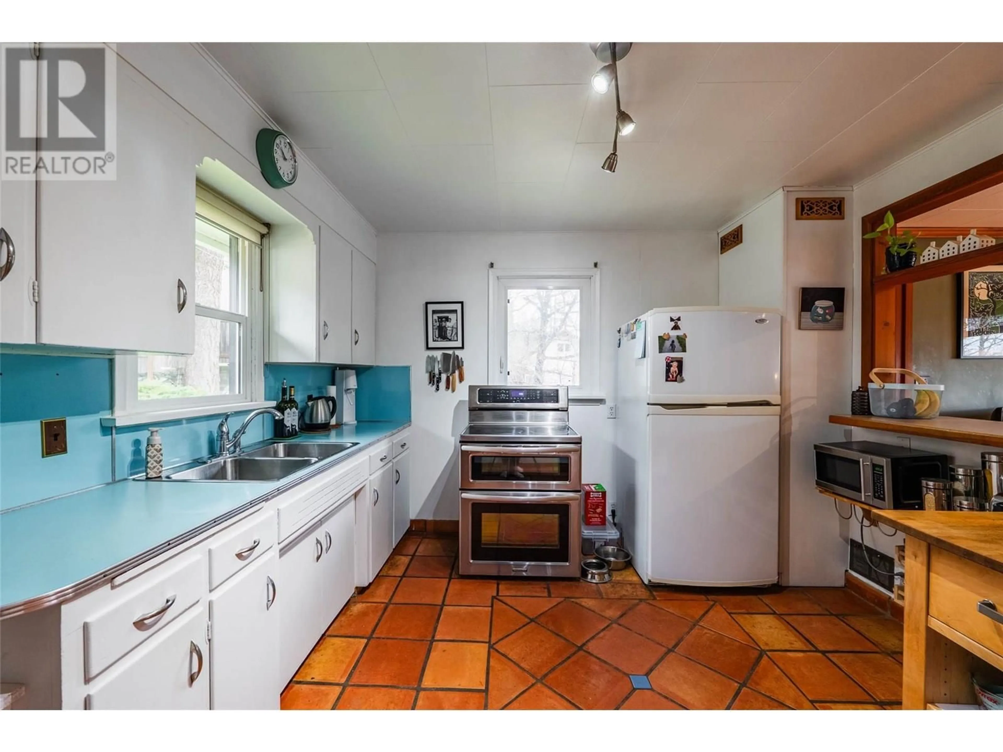 Standard kitchen, ceramic/tile floor for 3250 SOUTH SLOCAN VILLAGE ROAD, South Slocan British Columbia V0G2G1