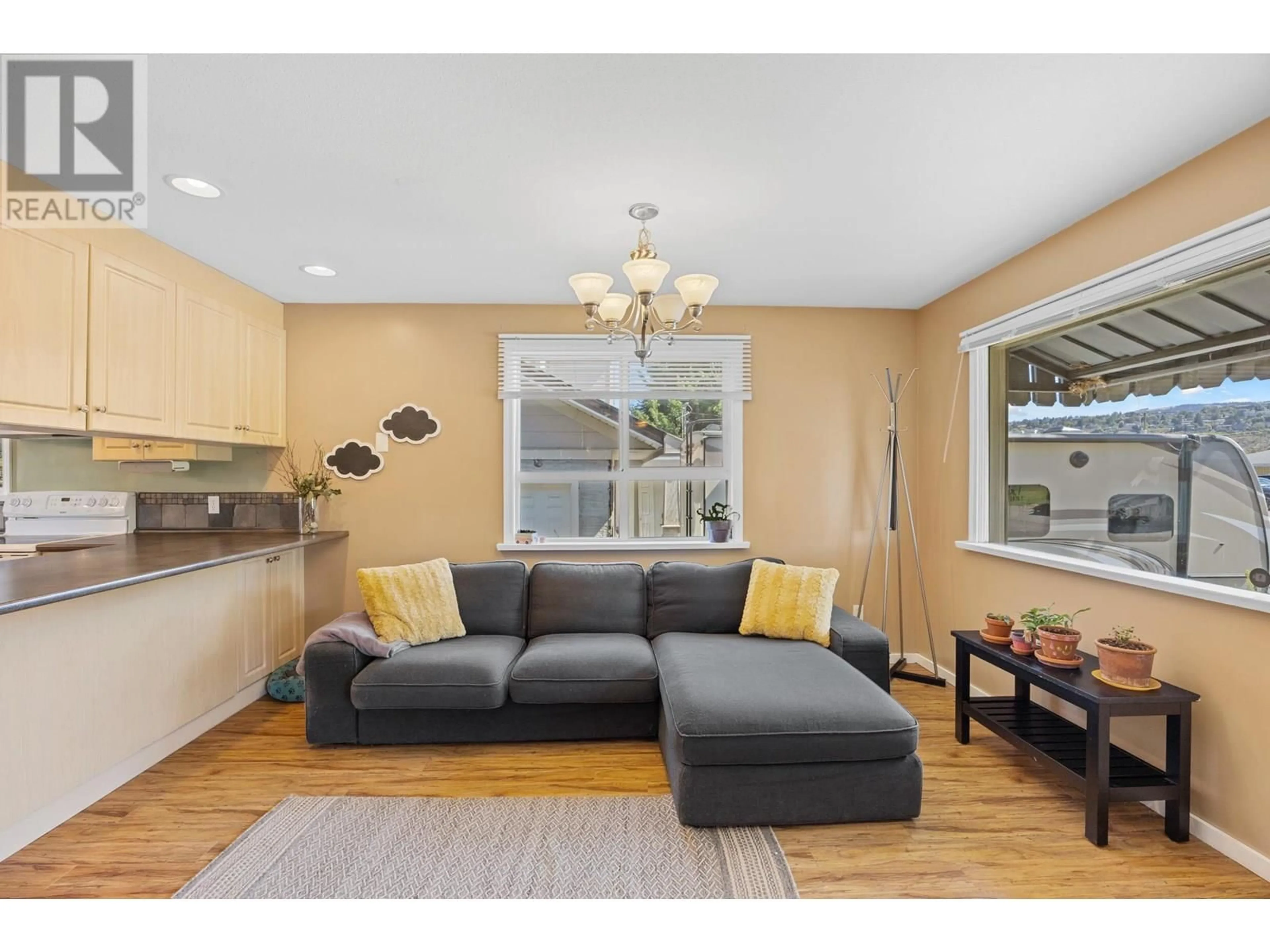 Living room with furniture, unknown for 320 MCGOWAN AVENUE, Kamloops British Columbia V2B4N7