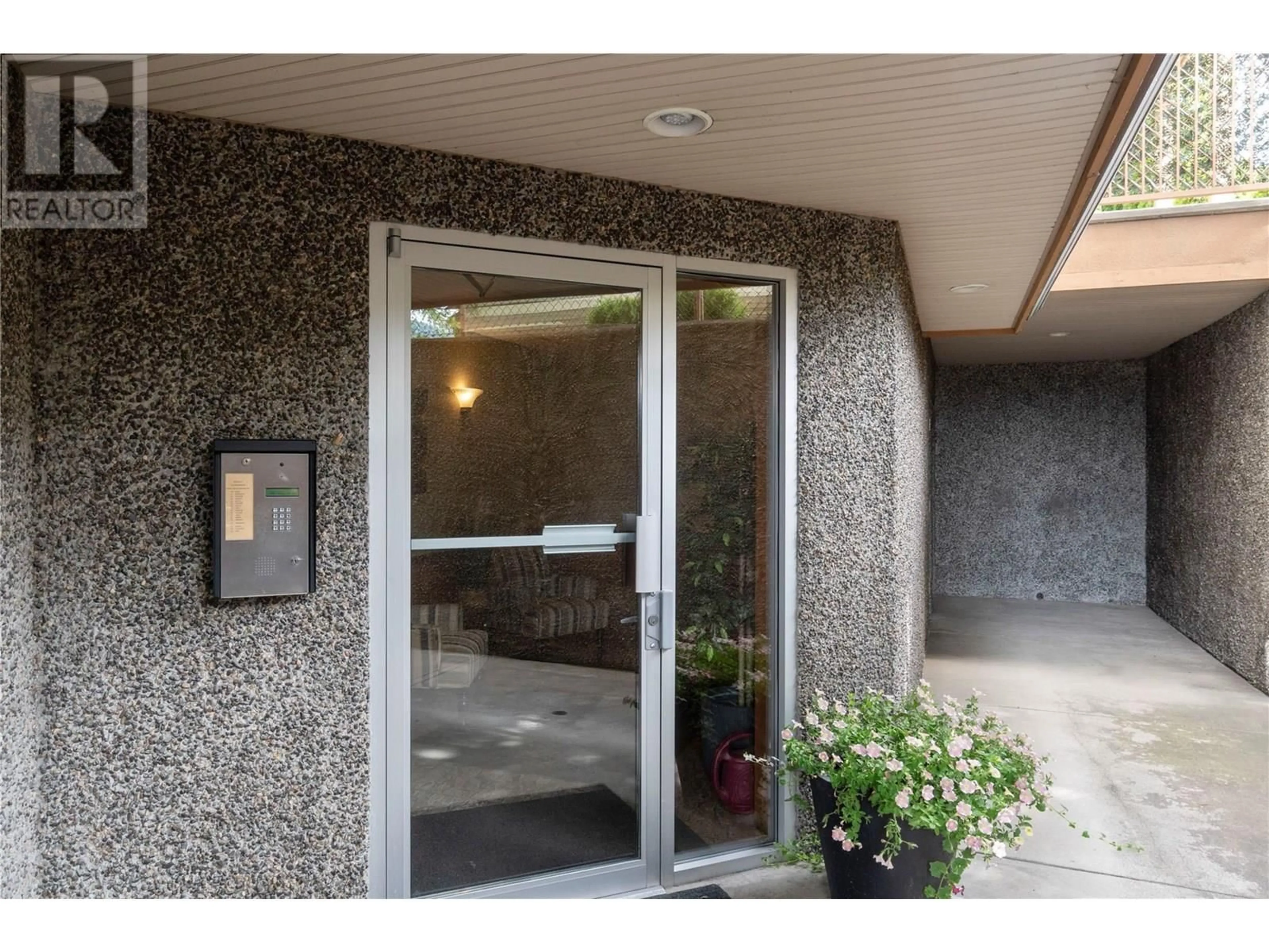 Indoor foyer for 103 - 1391 10 AVENUE NORTHEAST, Salmon Arm British Columbia V1E3K9