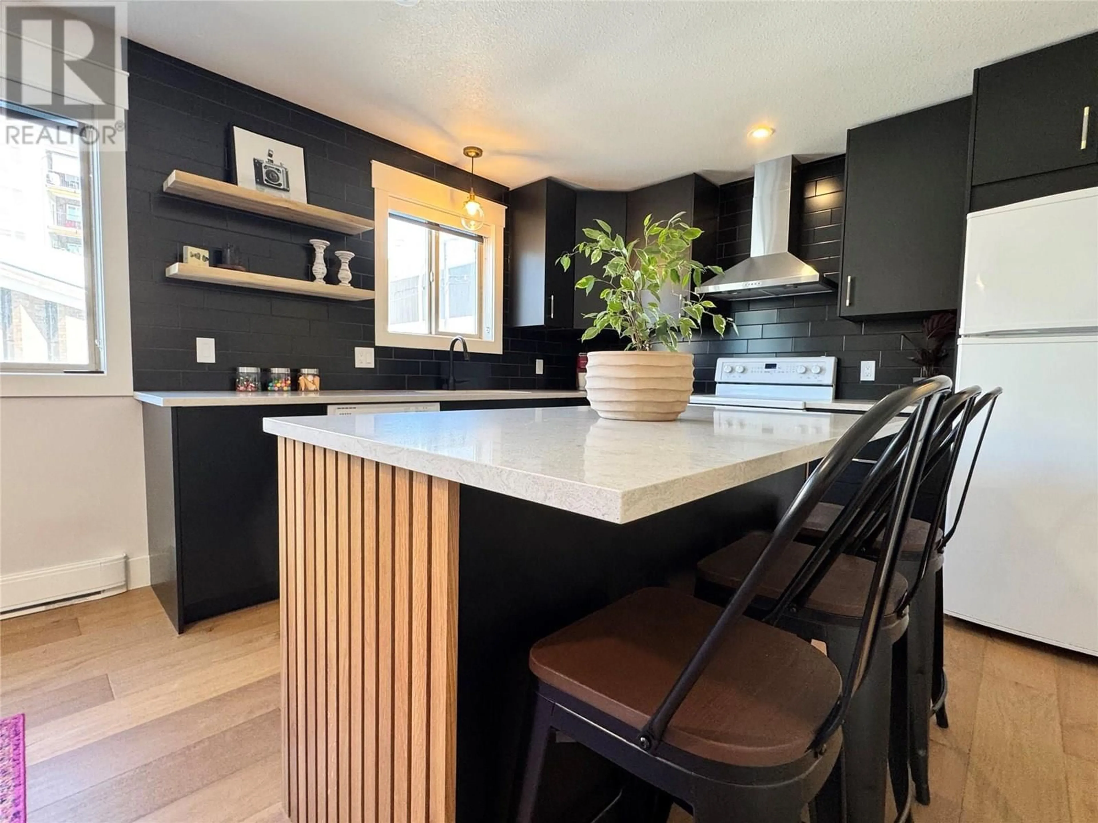 Contemporary kitchen, wood/laminate floor for 5 - 430 4TH AVENUE, Kamloops British Columbia V2C3P3