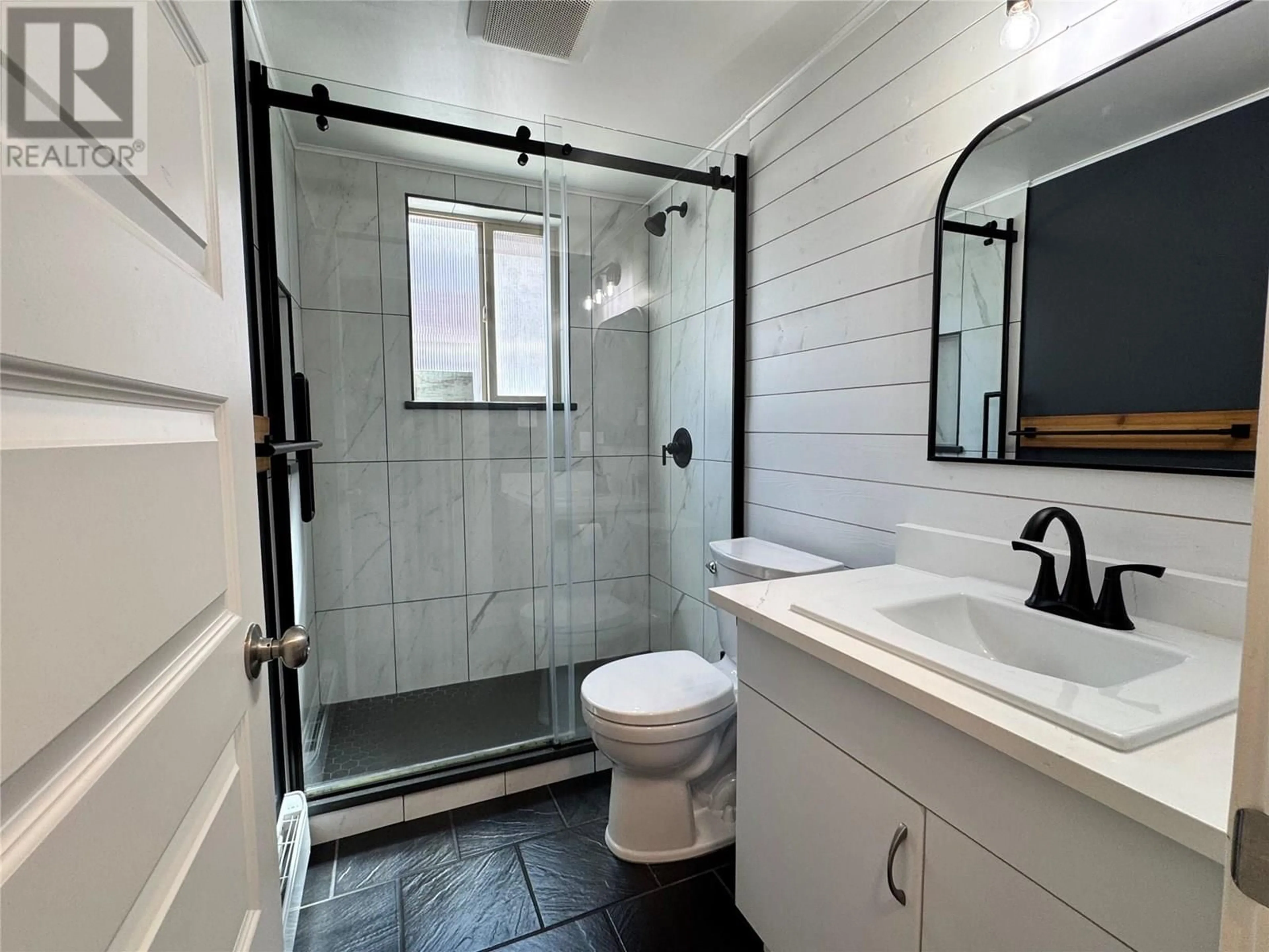 Contemporary bathroom, ceramic/tile floor for 5 - 430 4TH AVENUE, Kamloops British Columbia V2C3P3