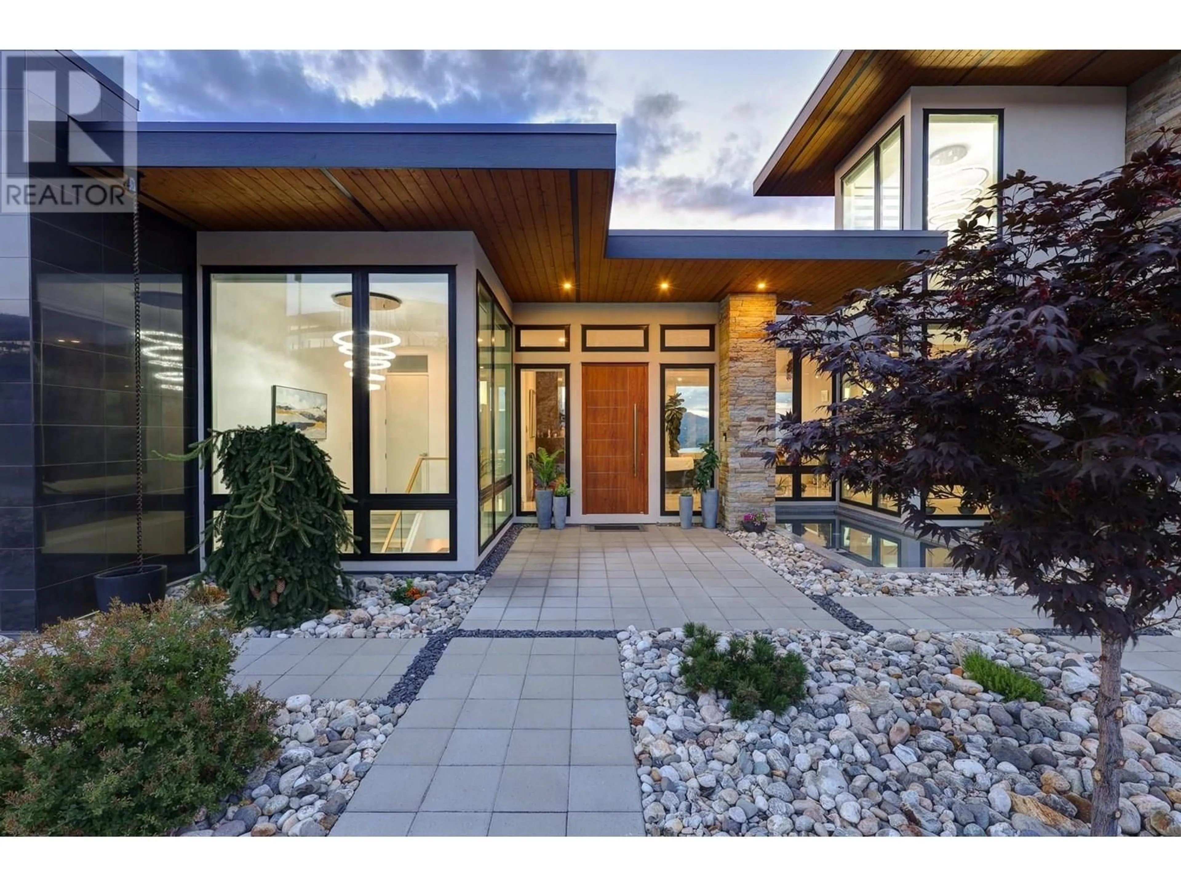 Indoor entryway for 449 SWAN DRIVE, Kelowna British Columbia V1W5L9