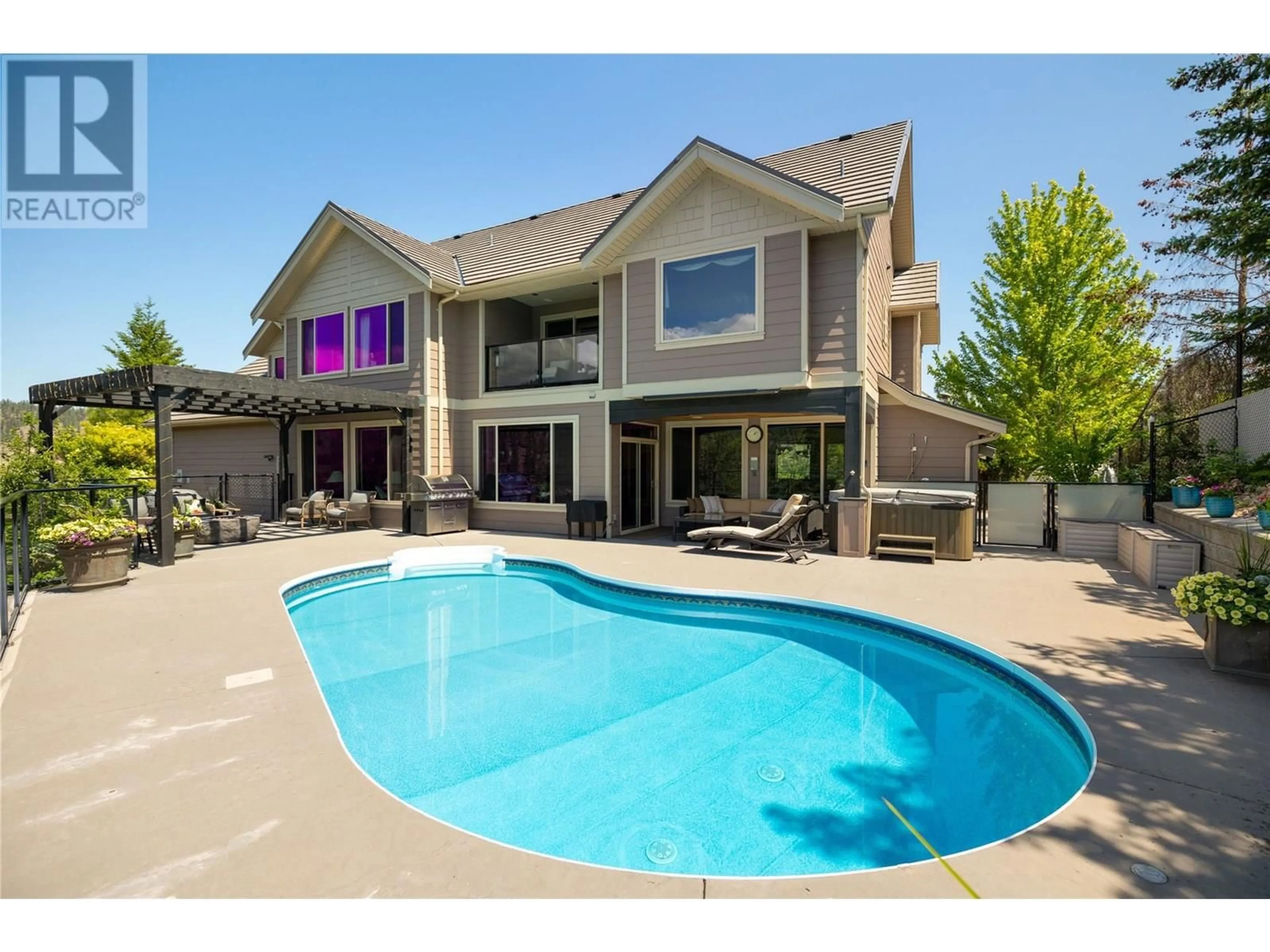 Pool for 854 BIG ROCK COURT, Kelowna British Columbia V1V2S1