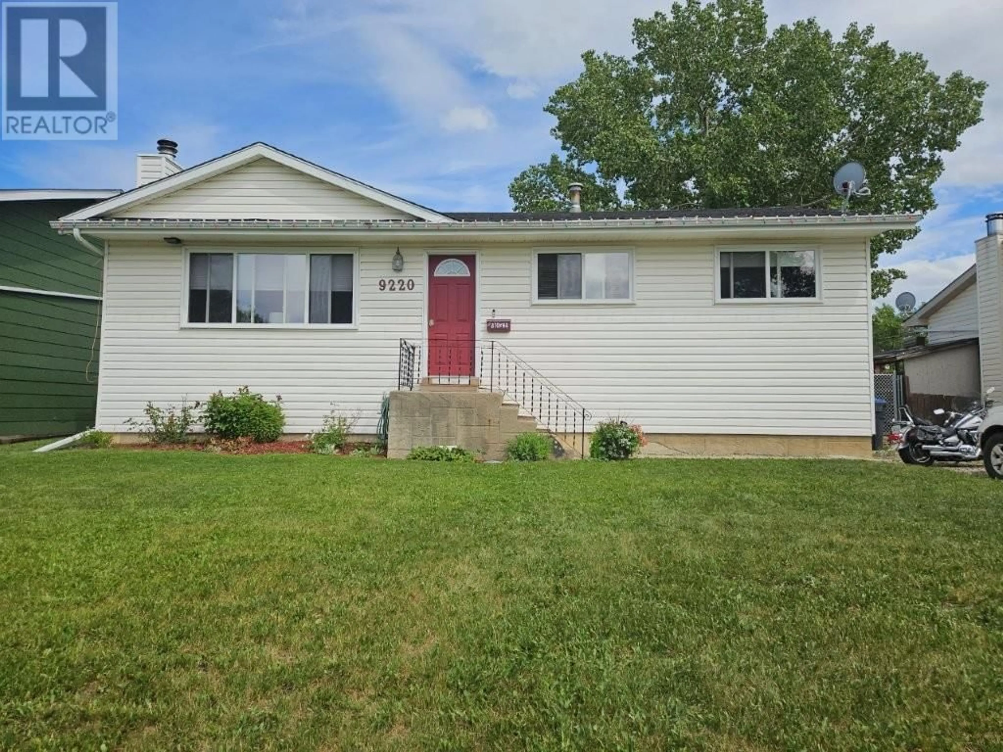 Home with vinyl exterior material, street for 9220 6 STREET, Dawson Creek British Columbia V1G3L6