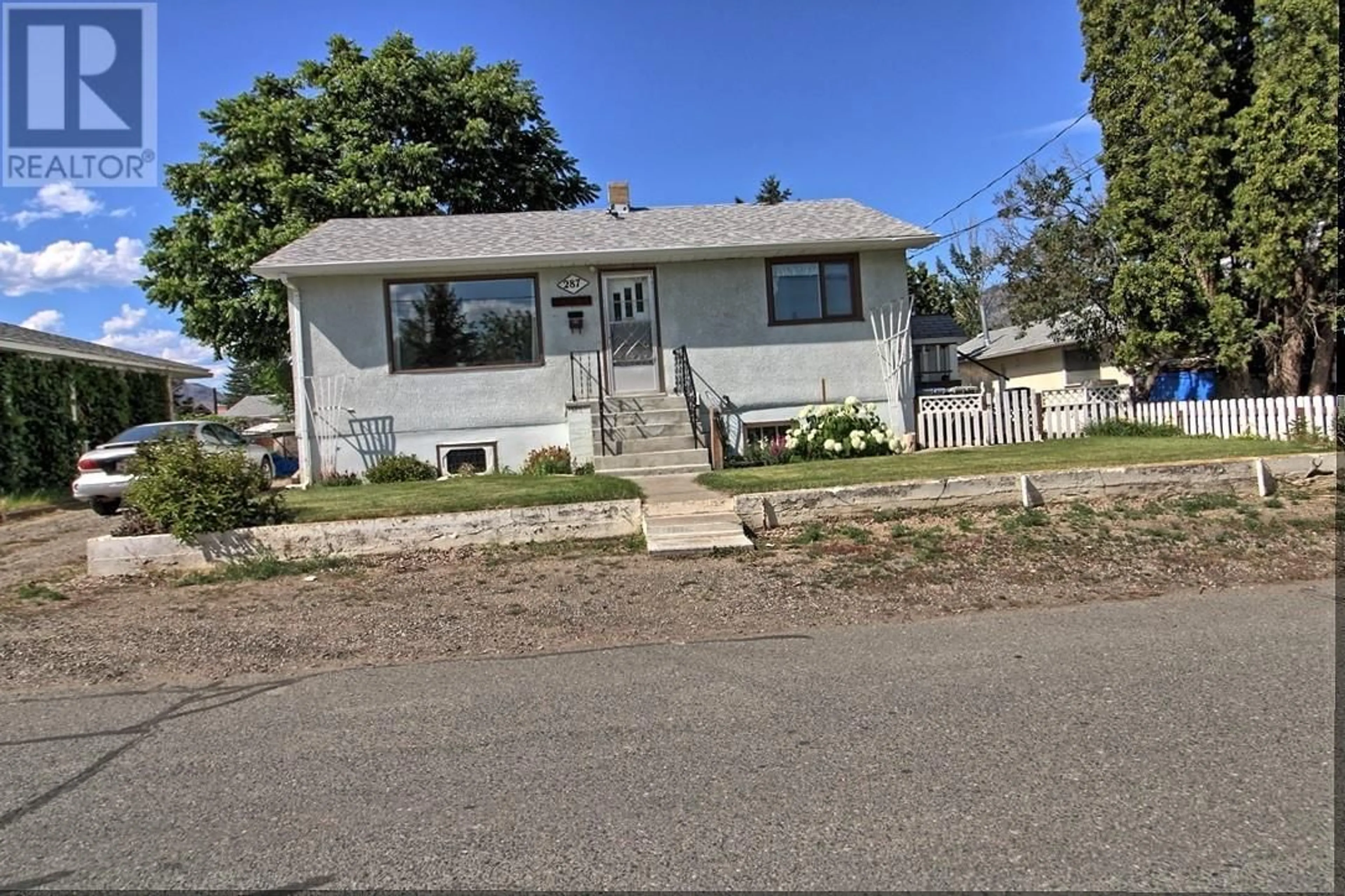 Home with vinyl exterior material, street for 287 BIRCH AVENUE, Kamloops British Columbia V2B1J6