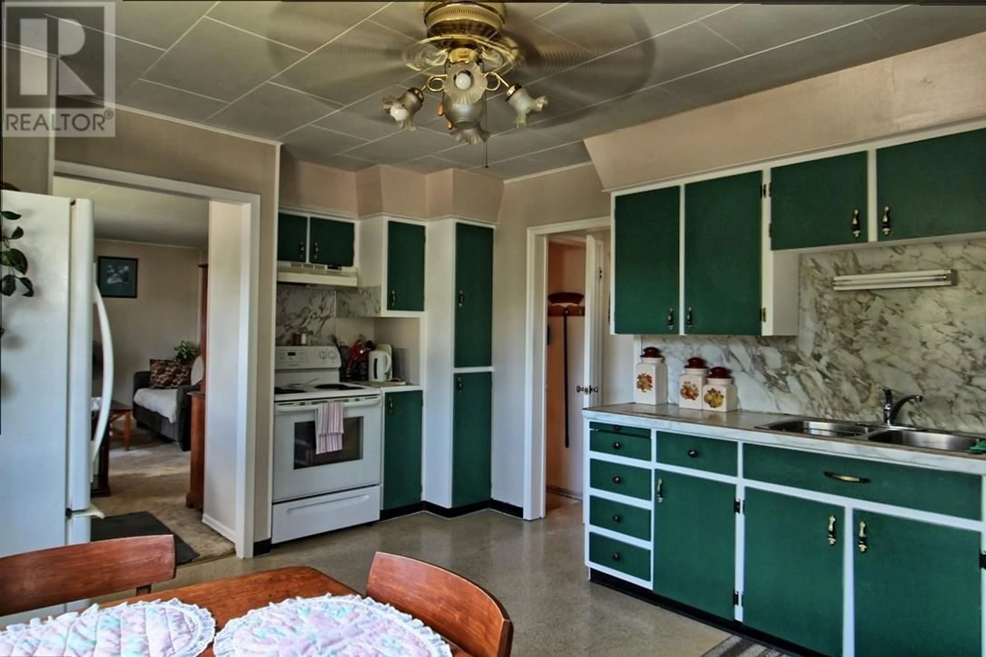 Standard kitchen, ceramic/tile floor for 287 BIRCH AVENUE, Kamloops British Columbia V2B1J6