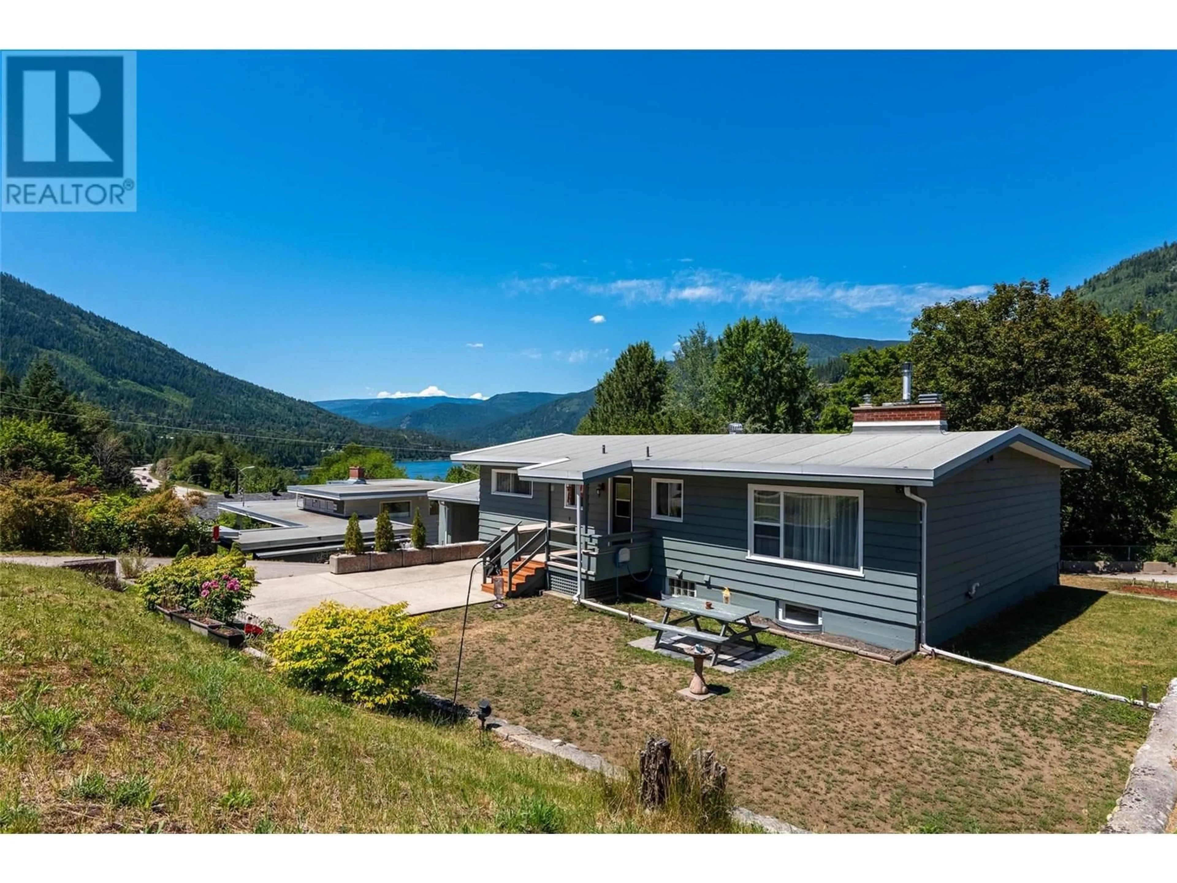 A pic from outside/outdoor area/front of a property/back of a property/a pic from drone, mountain view for 601 MCHARDY STREET, Nelson British Columbia V1L3E4