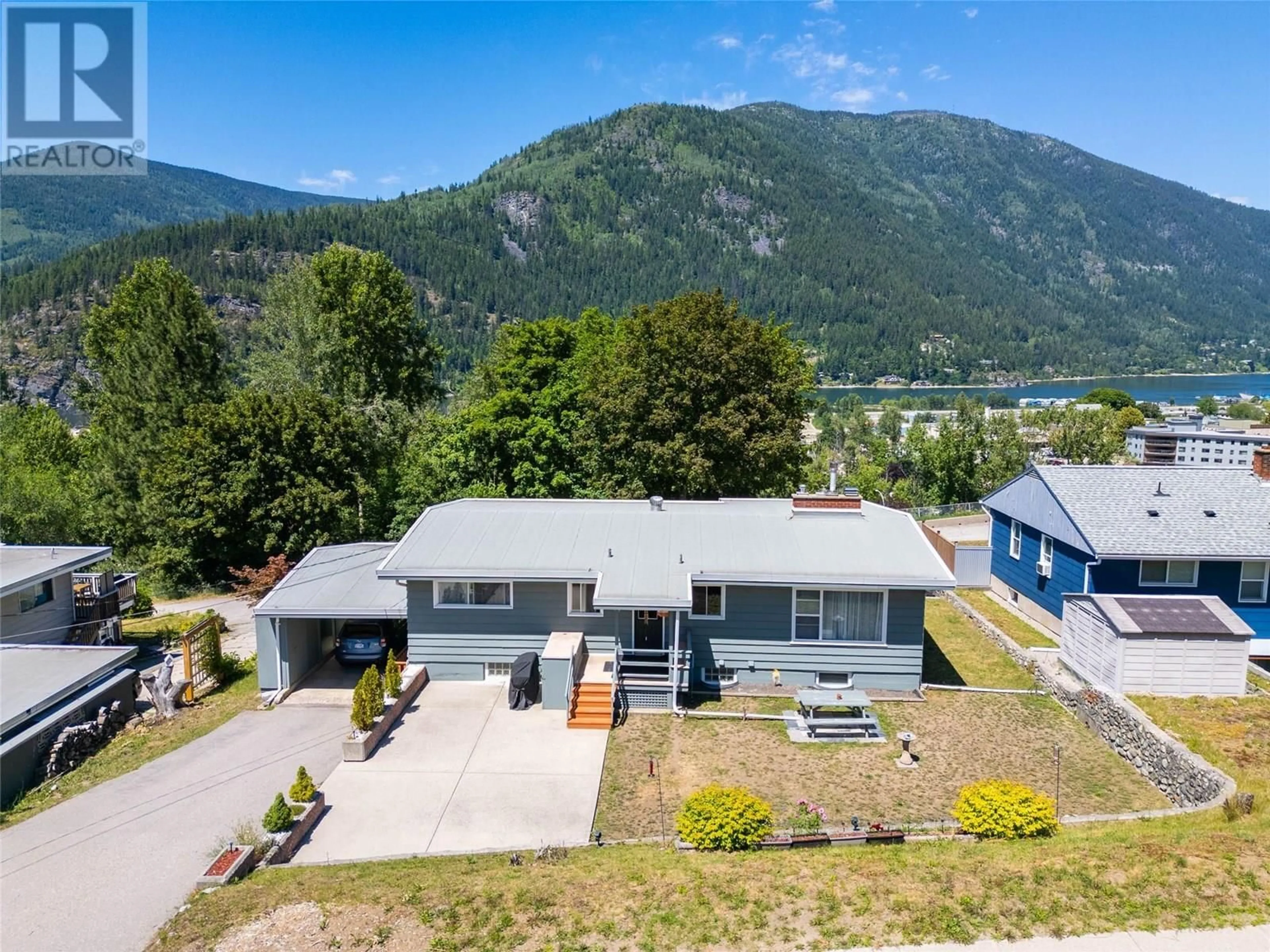 A pic from outside/outdoor area/front of a property/back of a property/a pic from drone, mountain view for 601 MCHARDY STREET, Nelson British Columbia V1L3E4