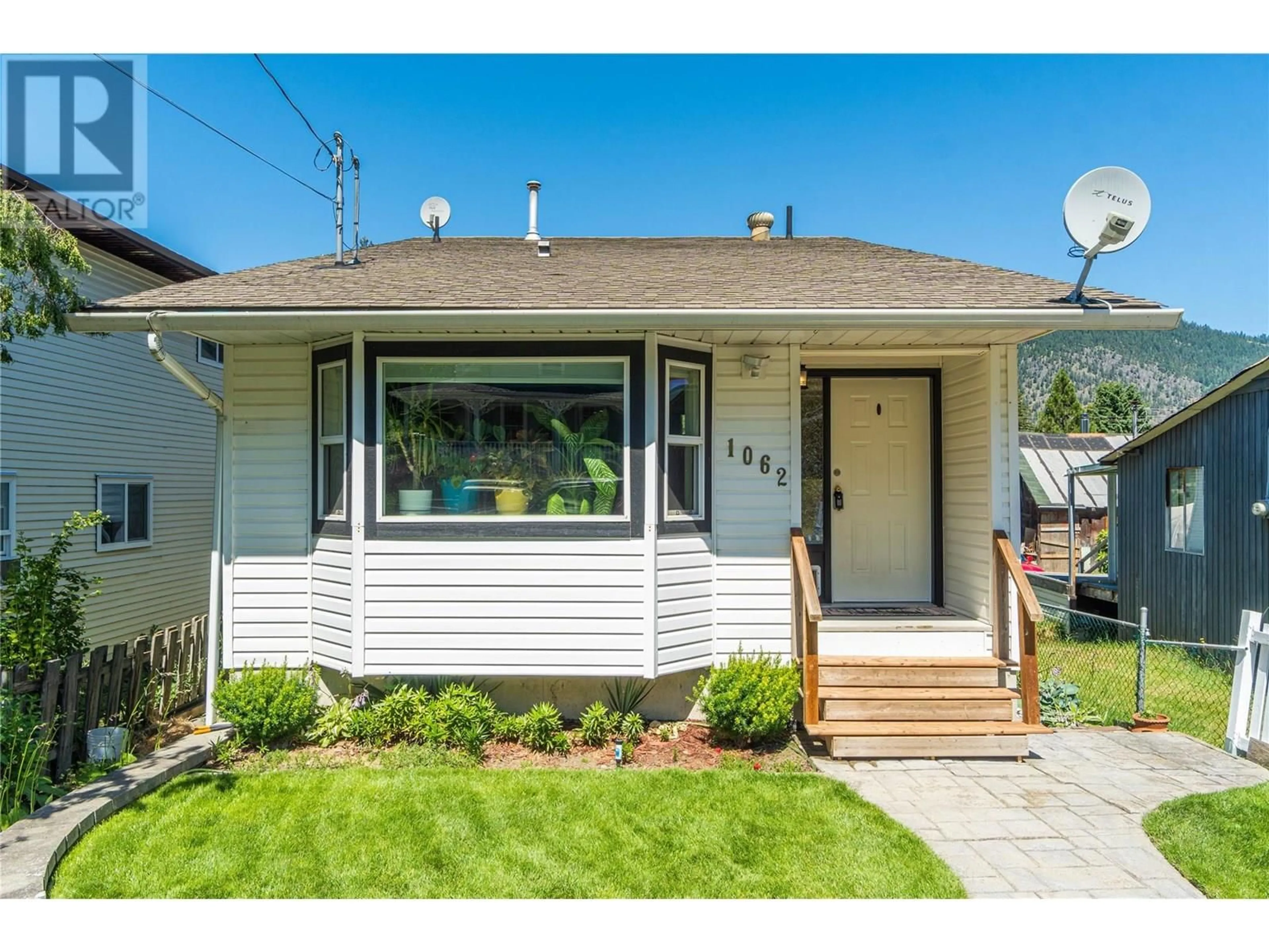 Home with vinyl exterior material, street for 1062 HILLSIDE AVENUE, Chase British Columbia V0E1M0