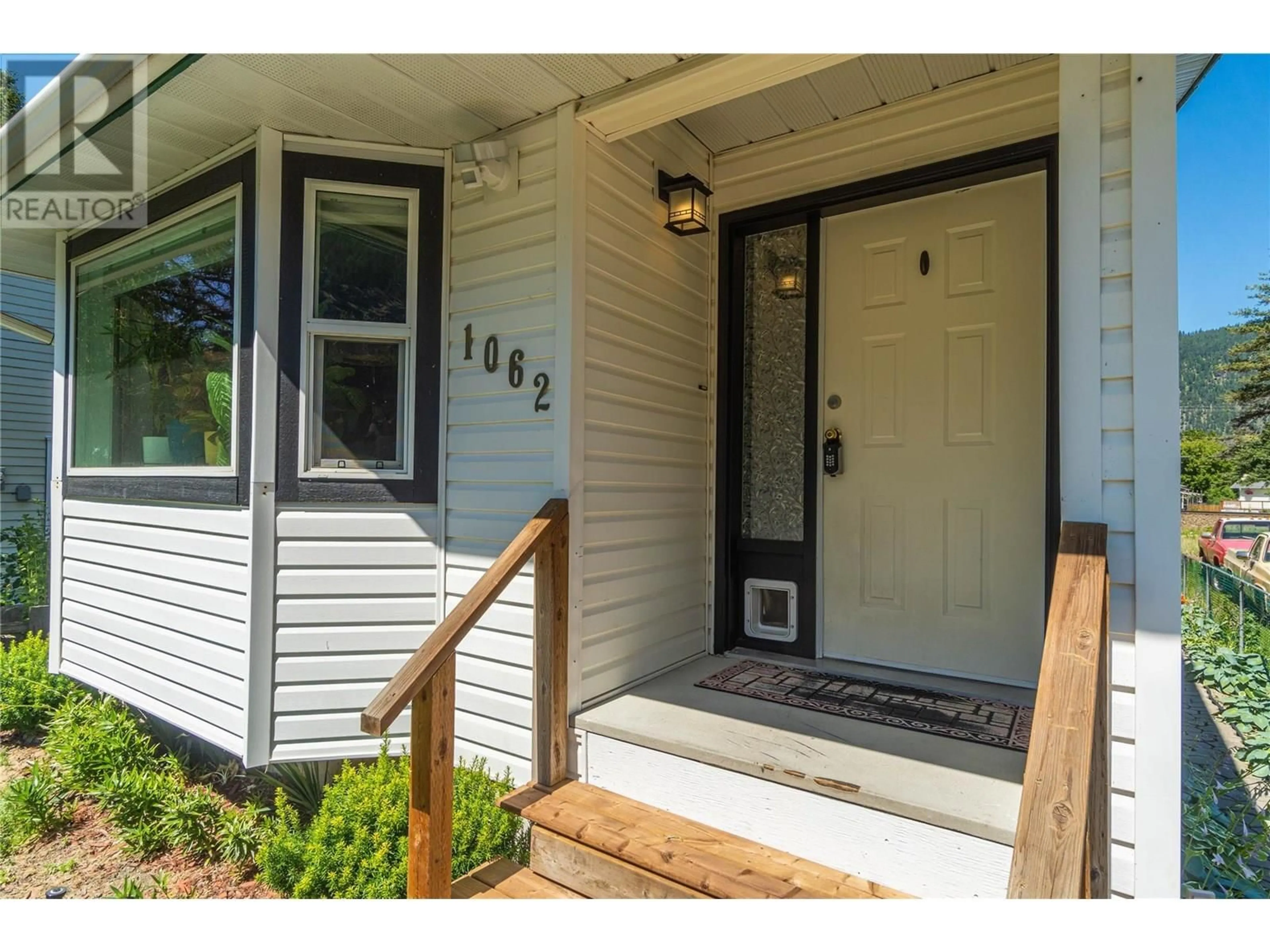 Indoor entryway for 1062 HILLSIDE AVENUE, Chase British Columbia V0E1M0