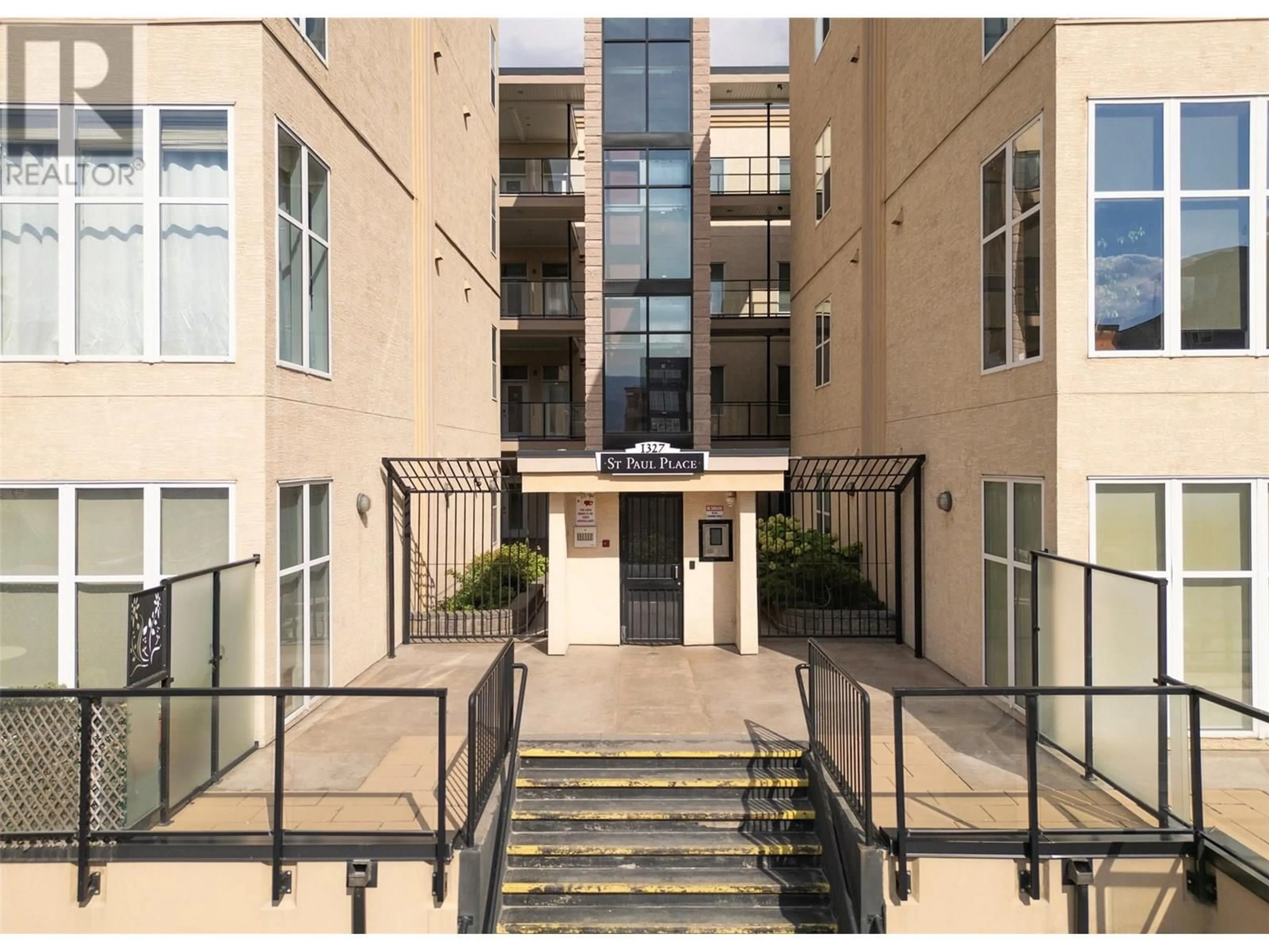 Indoor foyer for 104 - 1327 ST. PAUL STREET, Kelowna British Columbia V1Y2E2