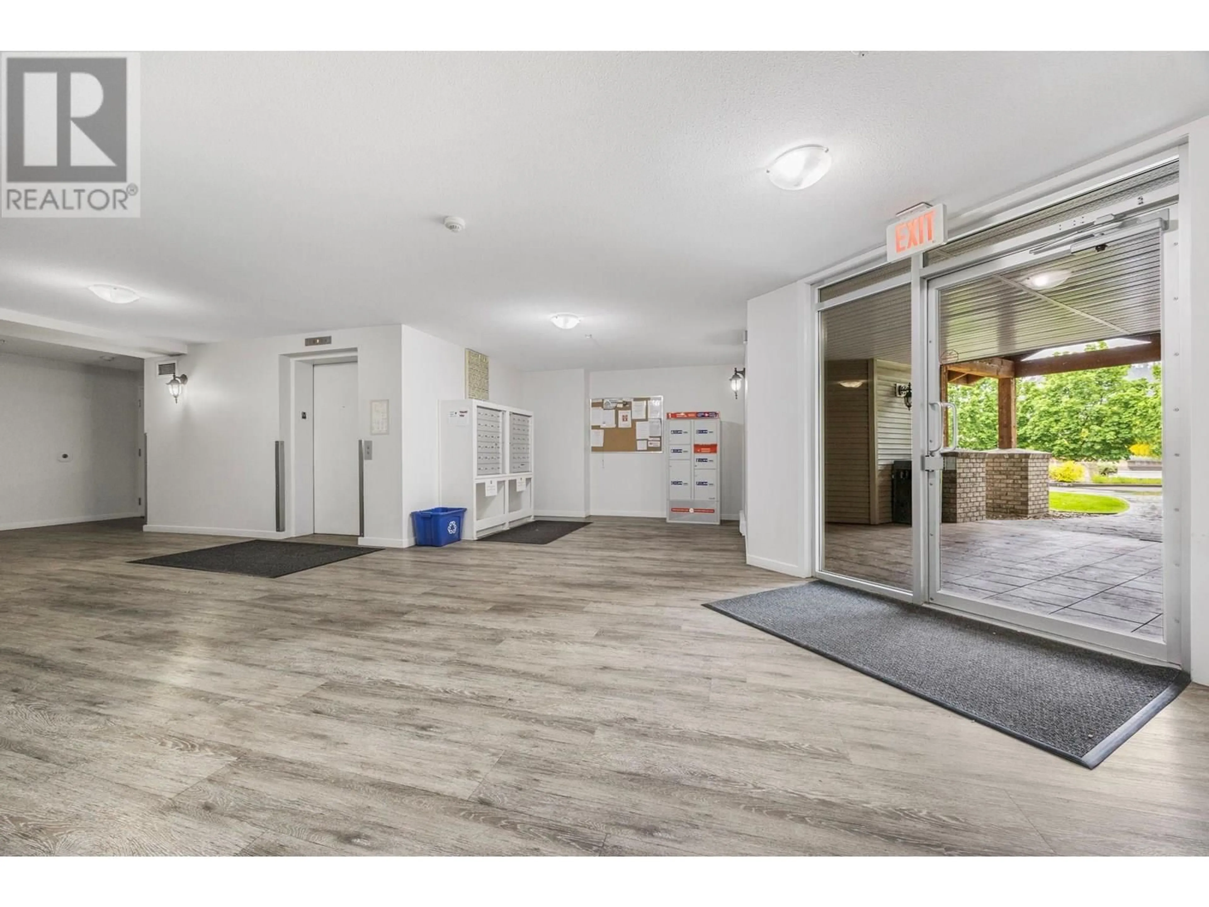Indoor foyer for 409 - 135 ZIPRICK ROAD, Kelowna British Columbia V1X8B2