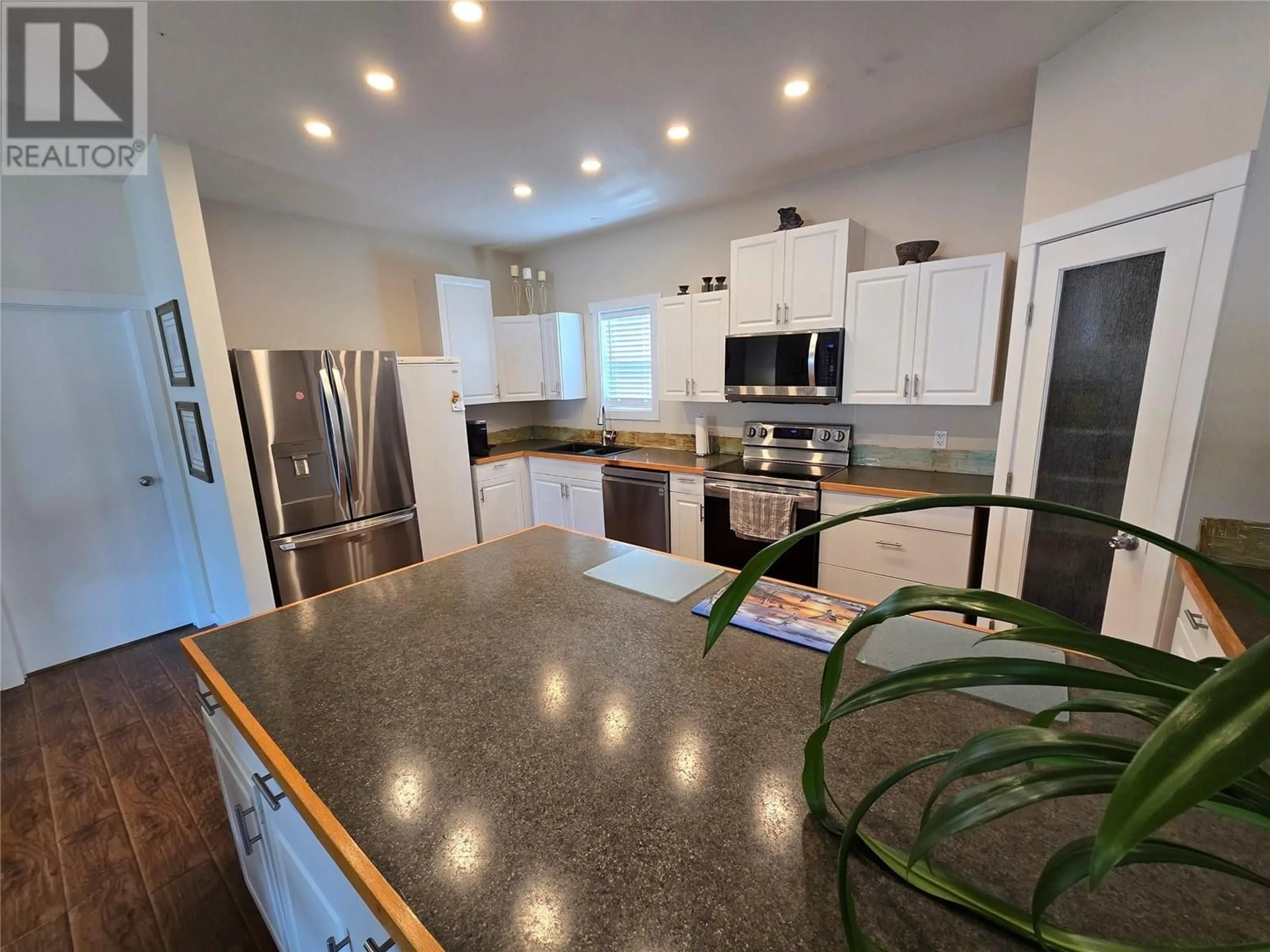Open concept kitchen, ceramic/tile floor for 401 MCLEAN ROAD, Barriere British Columbia V0E1E0