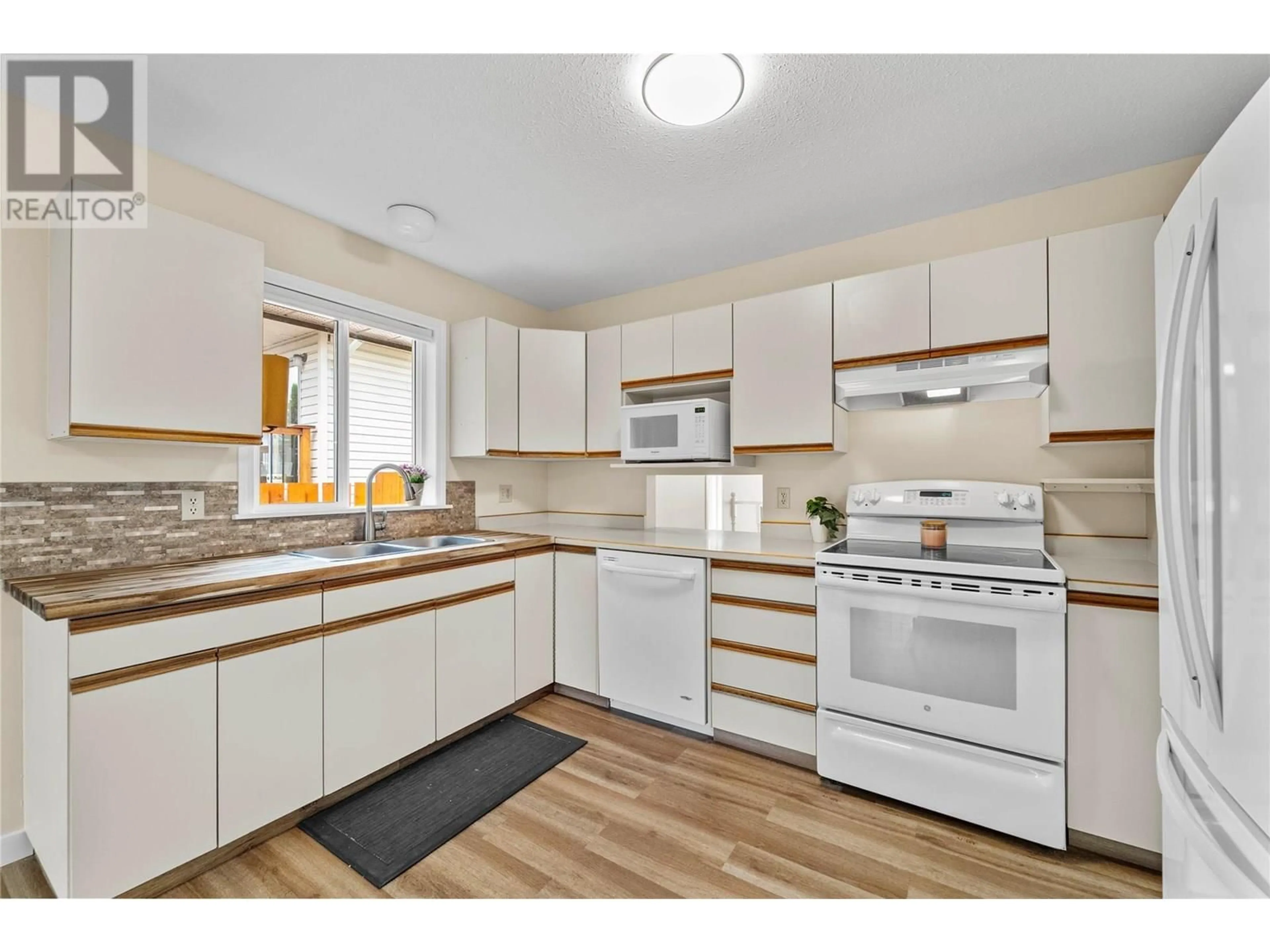 Standard kitchen, unknown for 2393 FLEETWOOD AVENUE, Kamloops British Columbia V2B4S8