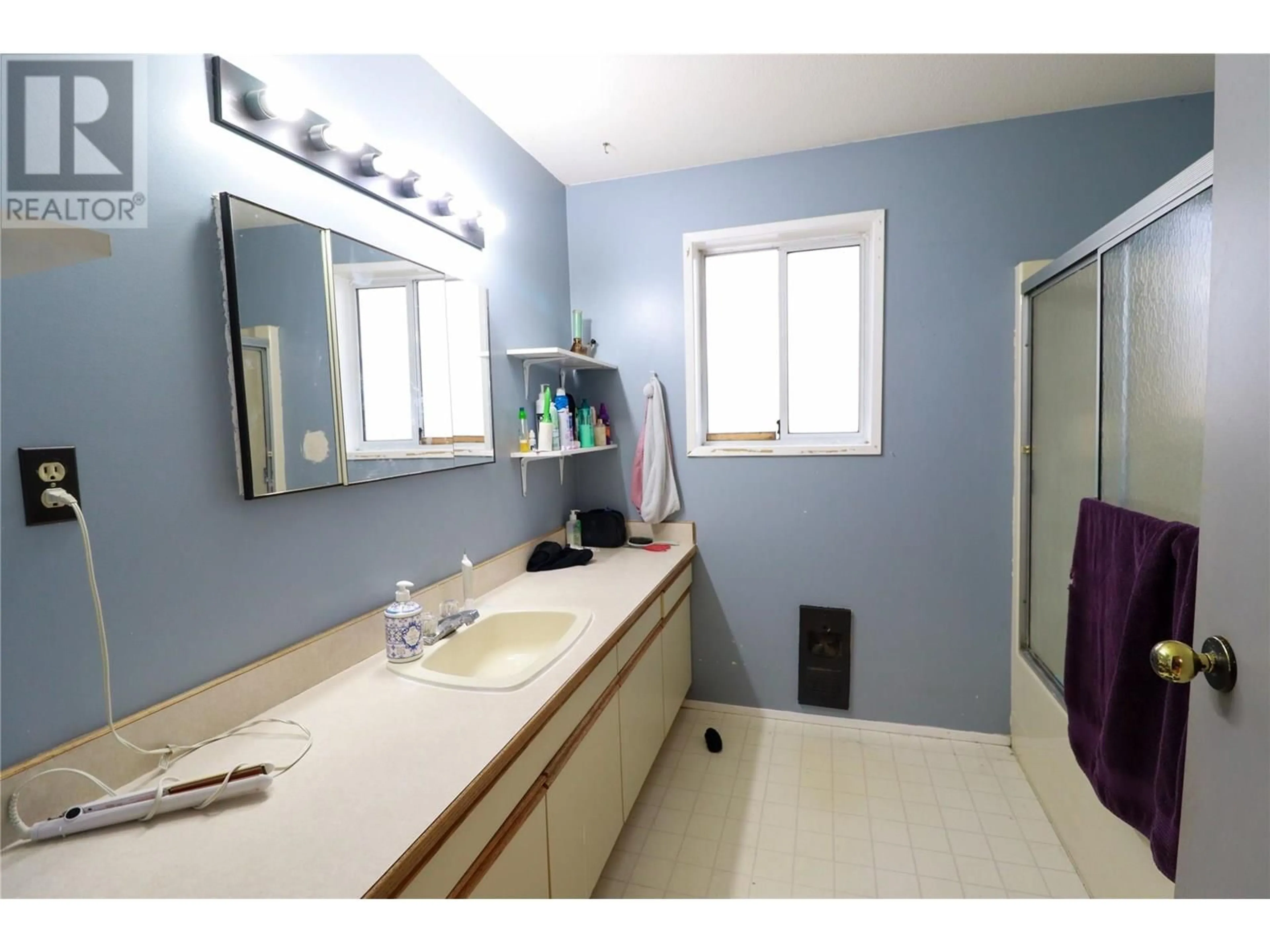 Standard bathroom, ceramic/tile floor for 435 MAURICE STREET, Penticton British Columbia V2A5V8