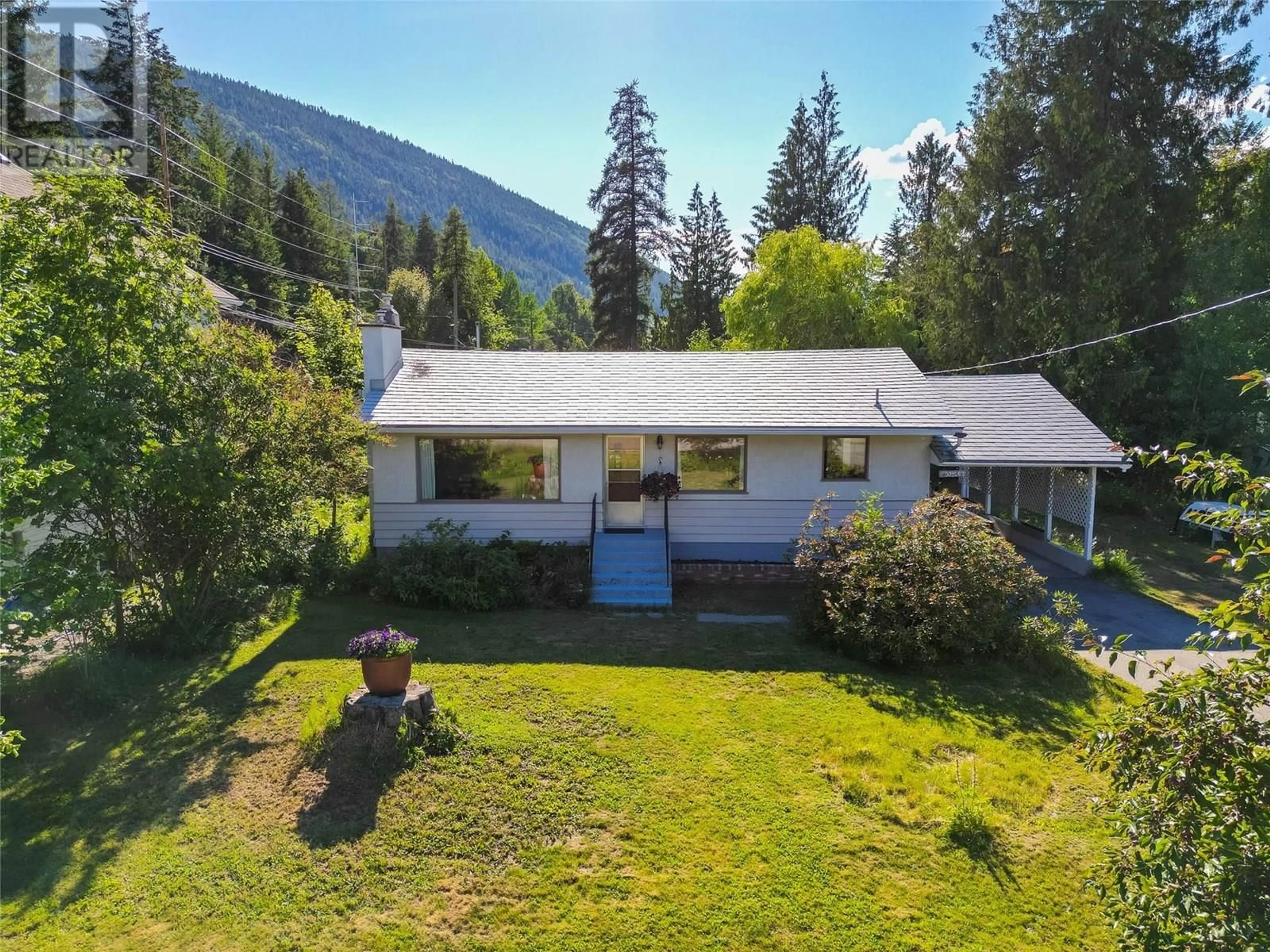 A pic from outside/outdoor area/front of a property/back of a property/a pic from drone, mountain view for 1420 CREASE AVENUE, Nelson British Columbia V1L1A2