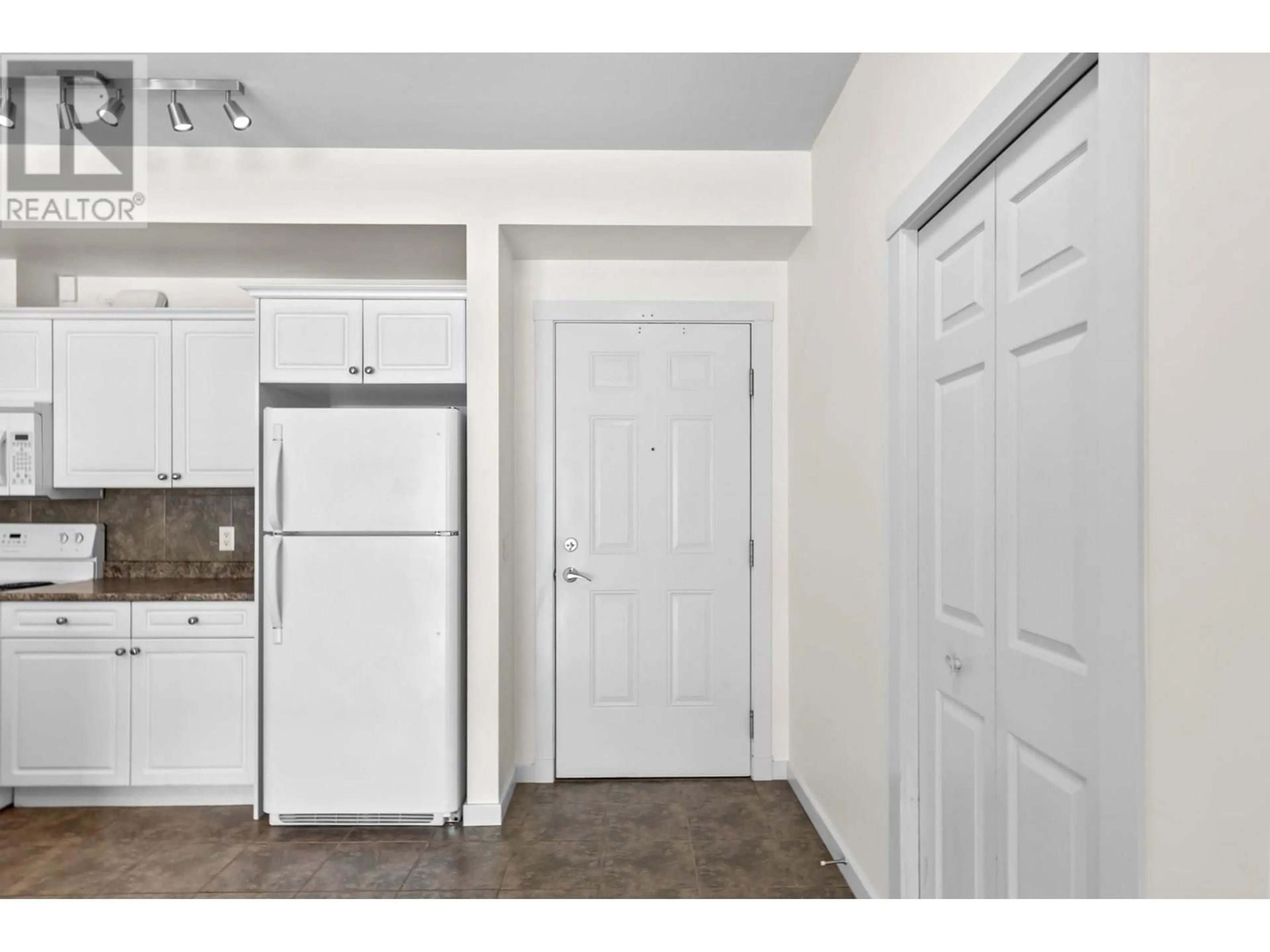 Standard kitchen, unknown for 304 - 3550 WOODSDALE ROAD, Lake Country British Columbia V4V2P5
