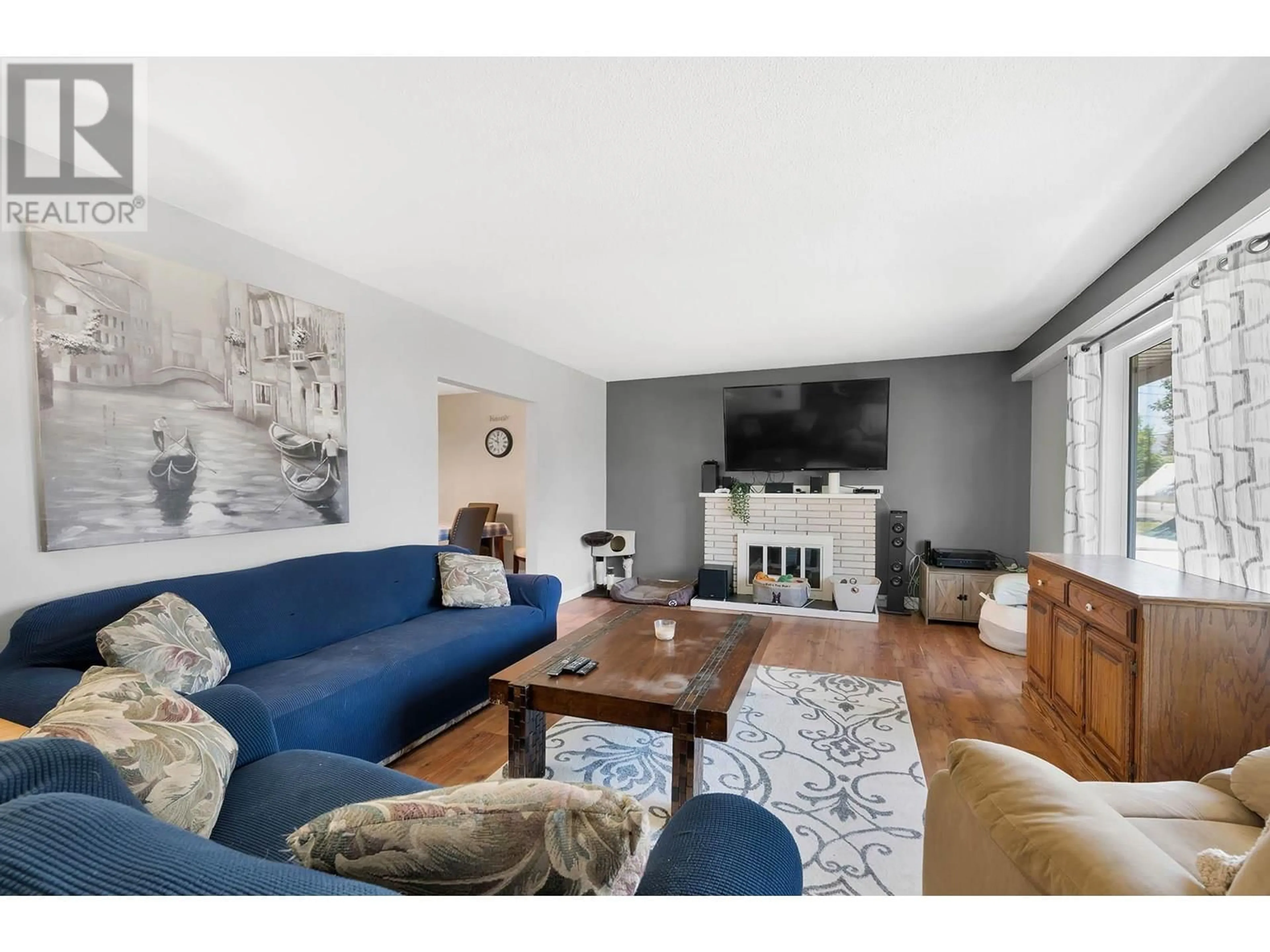 Living room with furniture, wood/laminate floor for 629 RICHMOND AVENUE, Kamloops British Columbia V2B1T4