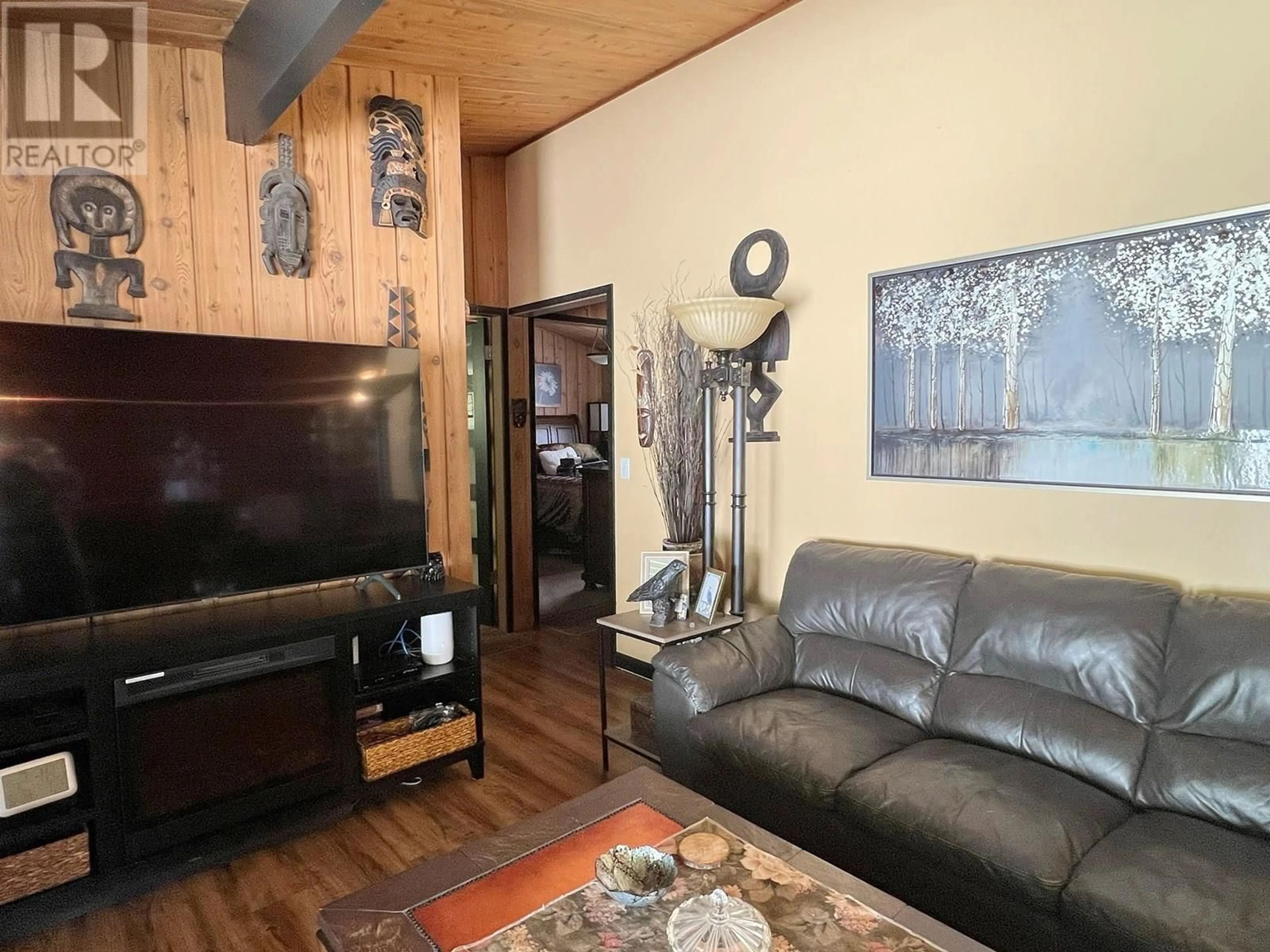 Living room with furniture, wood/laminate floor for 1490 HOLLYWOOD ROAD, Kelowna British Columbia V1X4N9