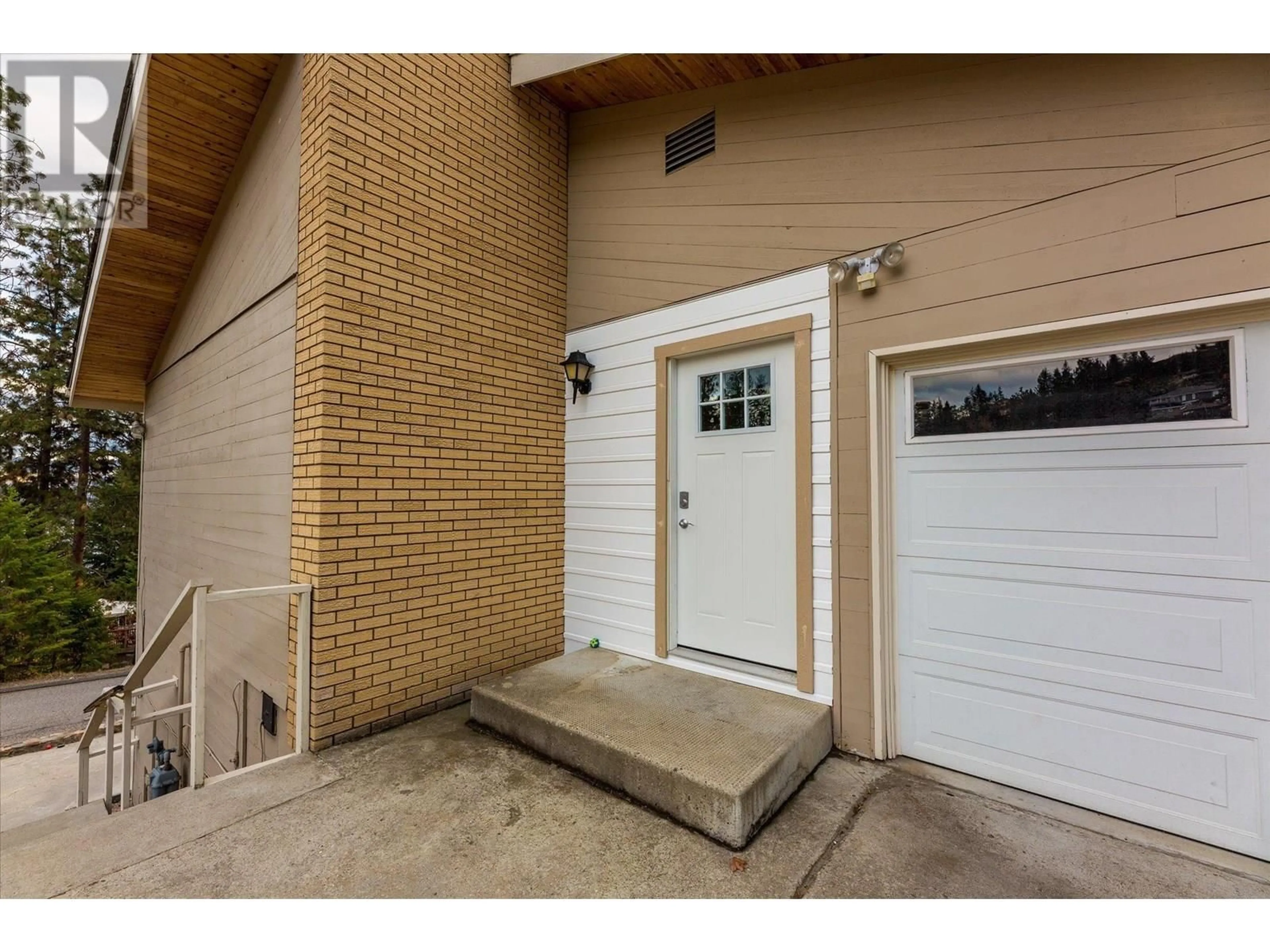 Indoor entryway for 1572 PARKINSON ROAD, West Kelowna British Columbia V1Z2X2