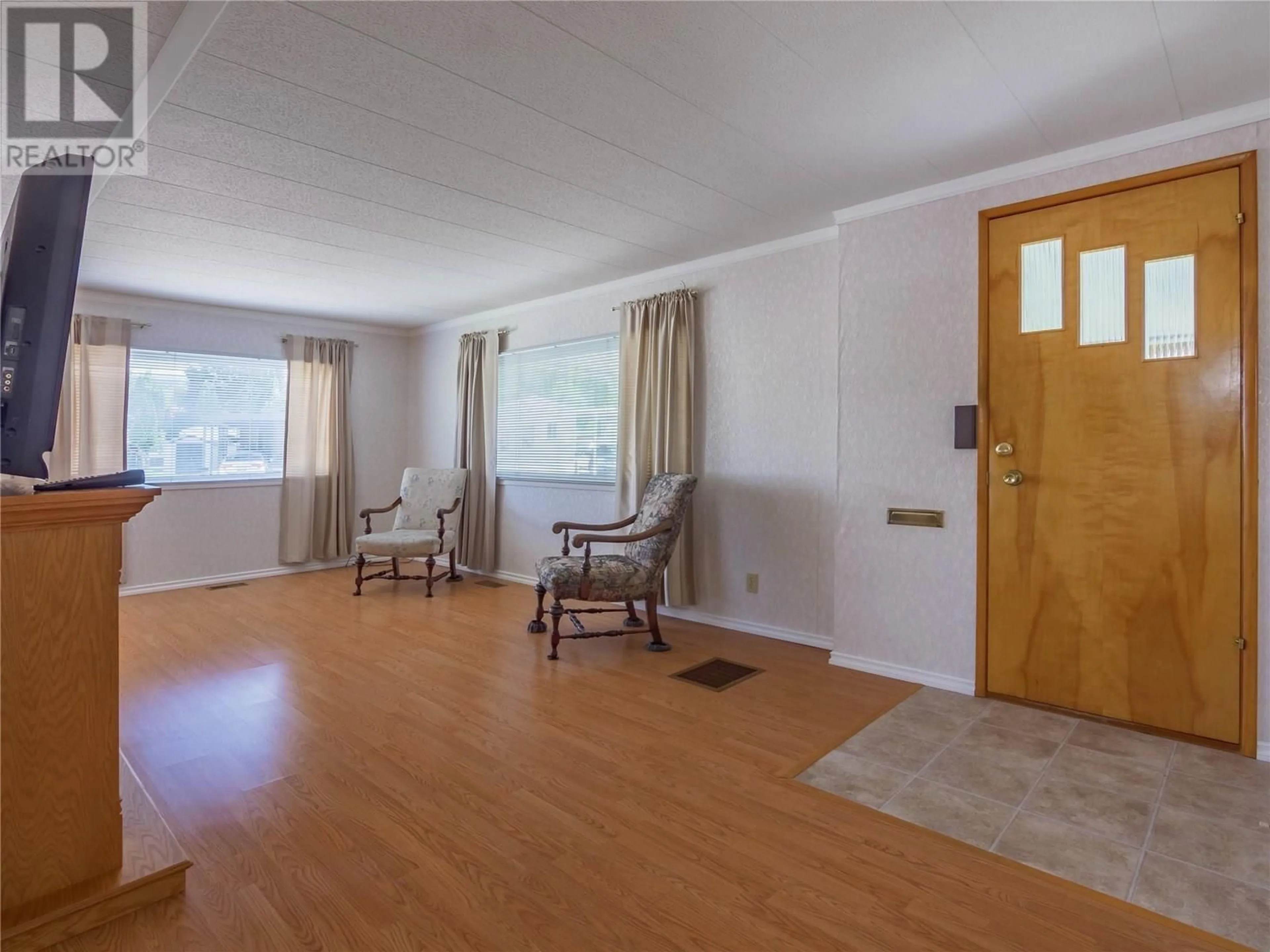 Living room with furniture, wood/laminate floor for 32 - 321 YORKTON AVENUE, Penticton British Columbia V2A3V6