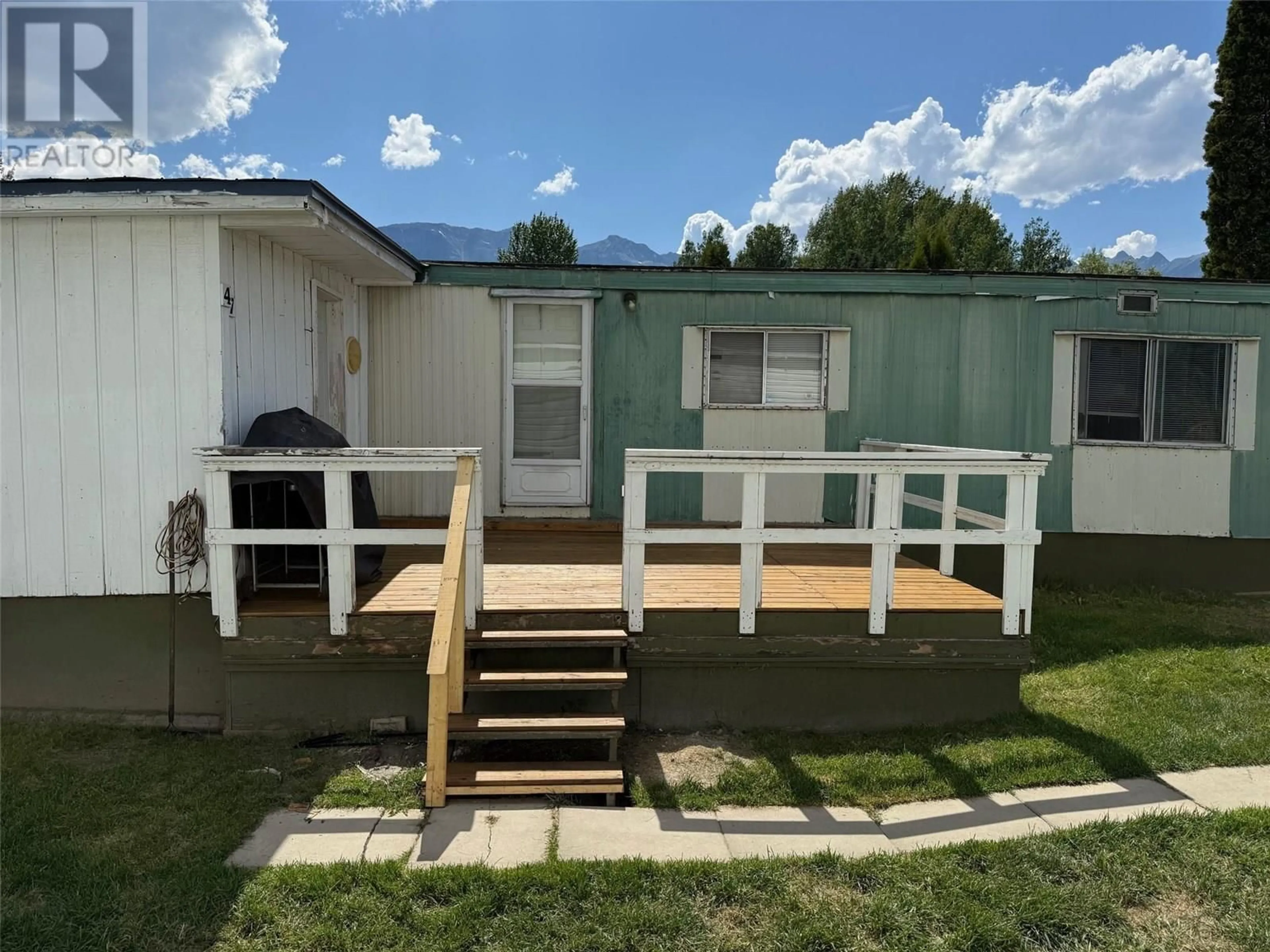 A pic from outside/outdoor area/front of a property/back of a property/a pic from drone, street for 47 - 1040 9TH AVENUE, Golden British Columbia V0A1H2