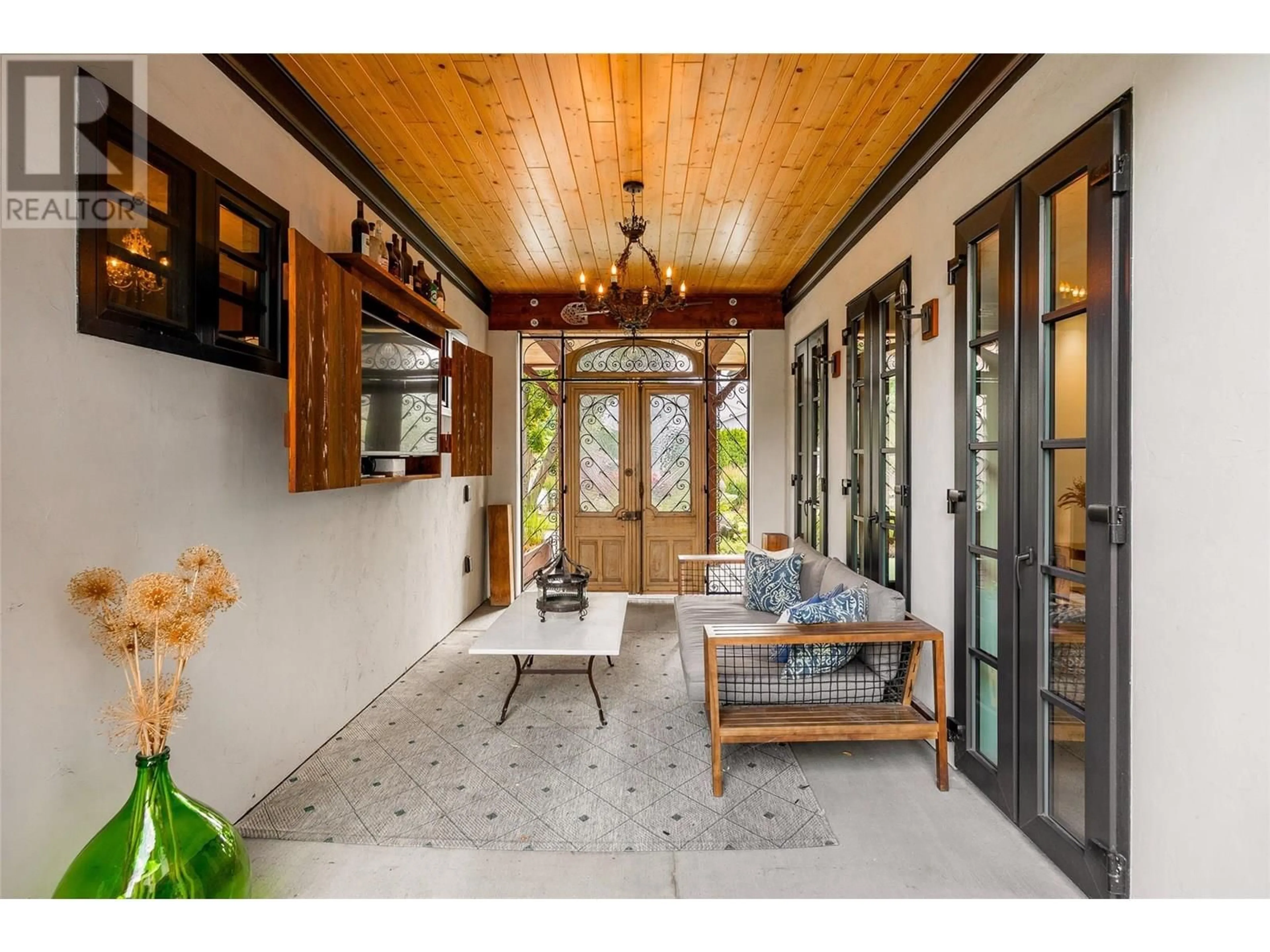 Indoor entryway for 464 CADDER AVENUE, Kelowna British Columbia V1Y5N3