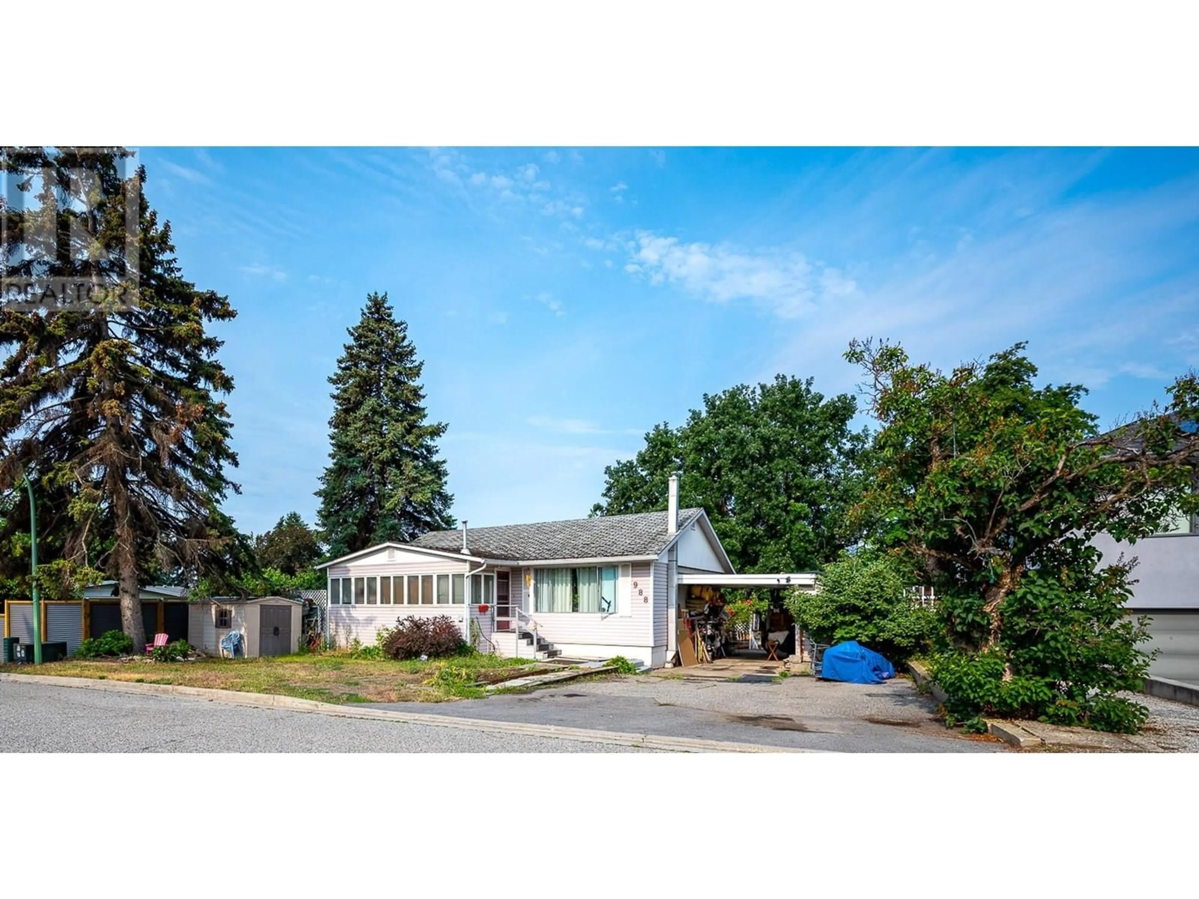 Home with vinyl exterior material, street for 988 GLENGARRY STREET, Kelowna British Columbia V1Y4C8