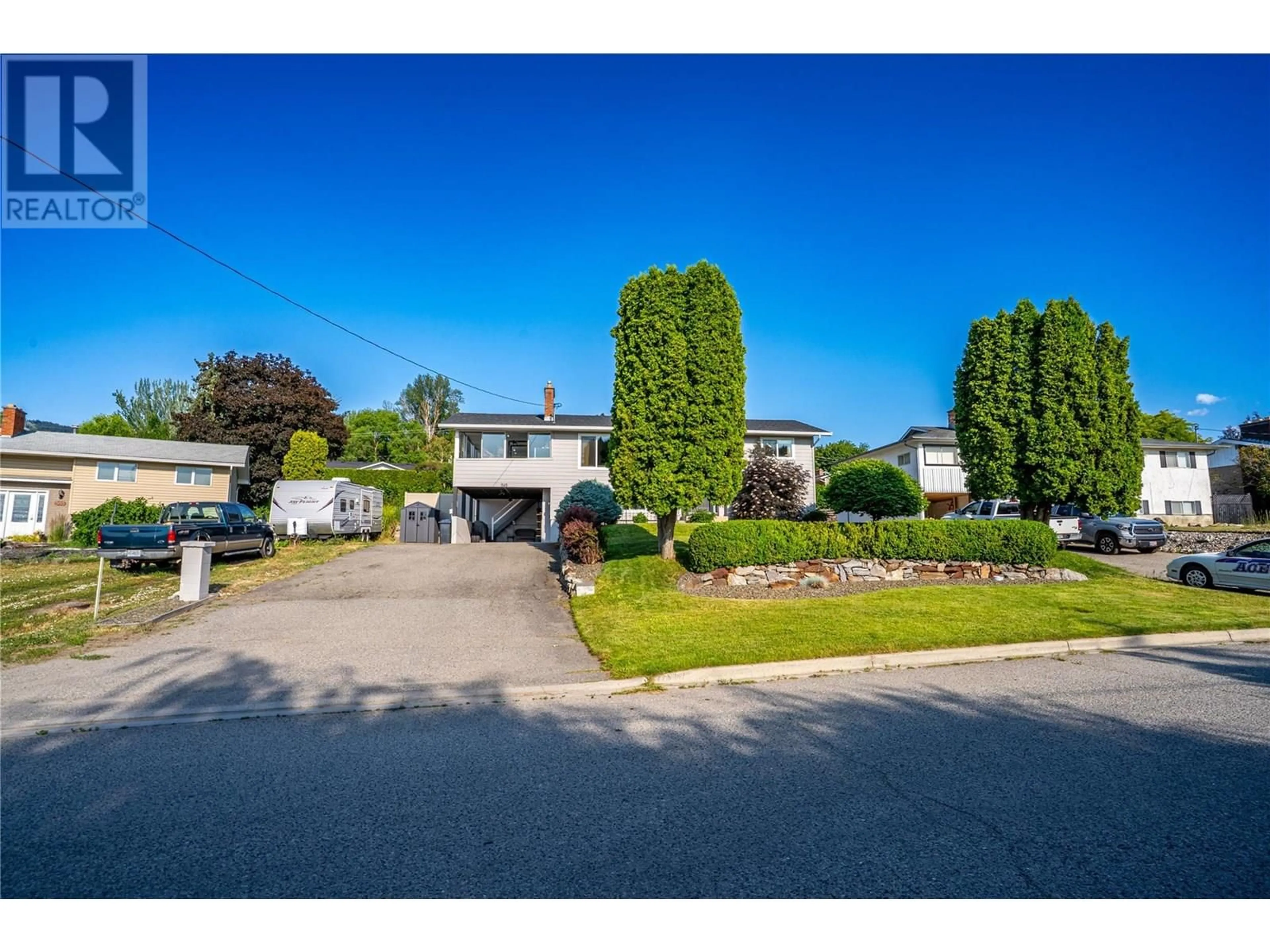 A pic from outside/outdoor area/front of a property/back of a property/a pic from drone, street for 565 EASTBOURNE ROAD, Kelowna British Columbia V1X5K7