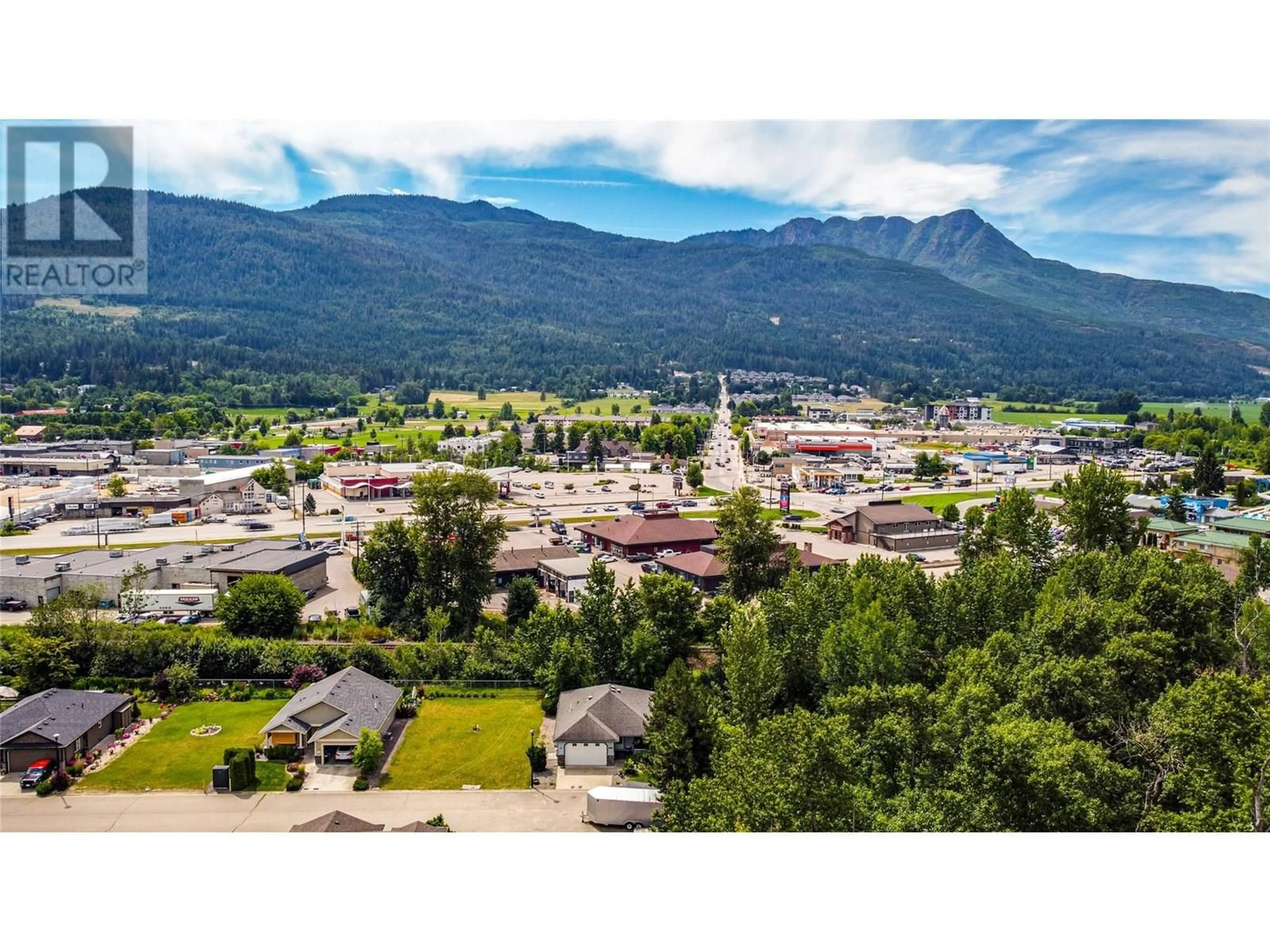 A pic from outside/outdoor area/front of a property/back of a property/a pic from drone, mountain view for 20 - 601 BEATTY AVENUE NORTHWEST, Salmon Arm British Columbia V1E3J6
