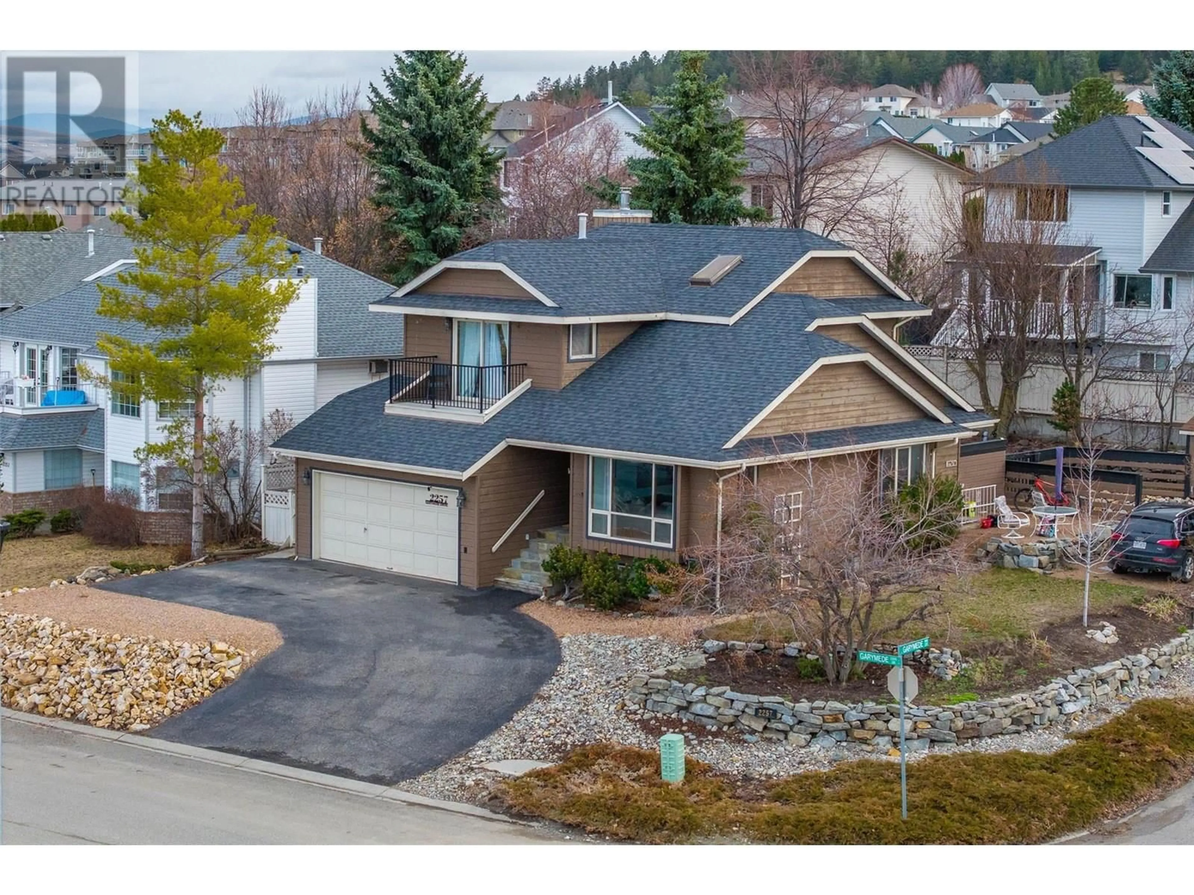 A pic from outside/outdoor area/front of a property/back of a property/a pic from drone, street for 2257 GARYMEDE DRIVE, Kamloops British Columbia V1S1P3