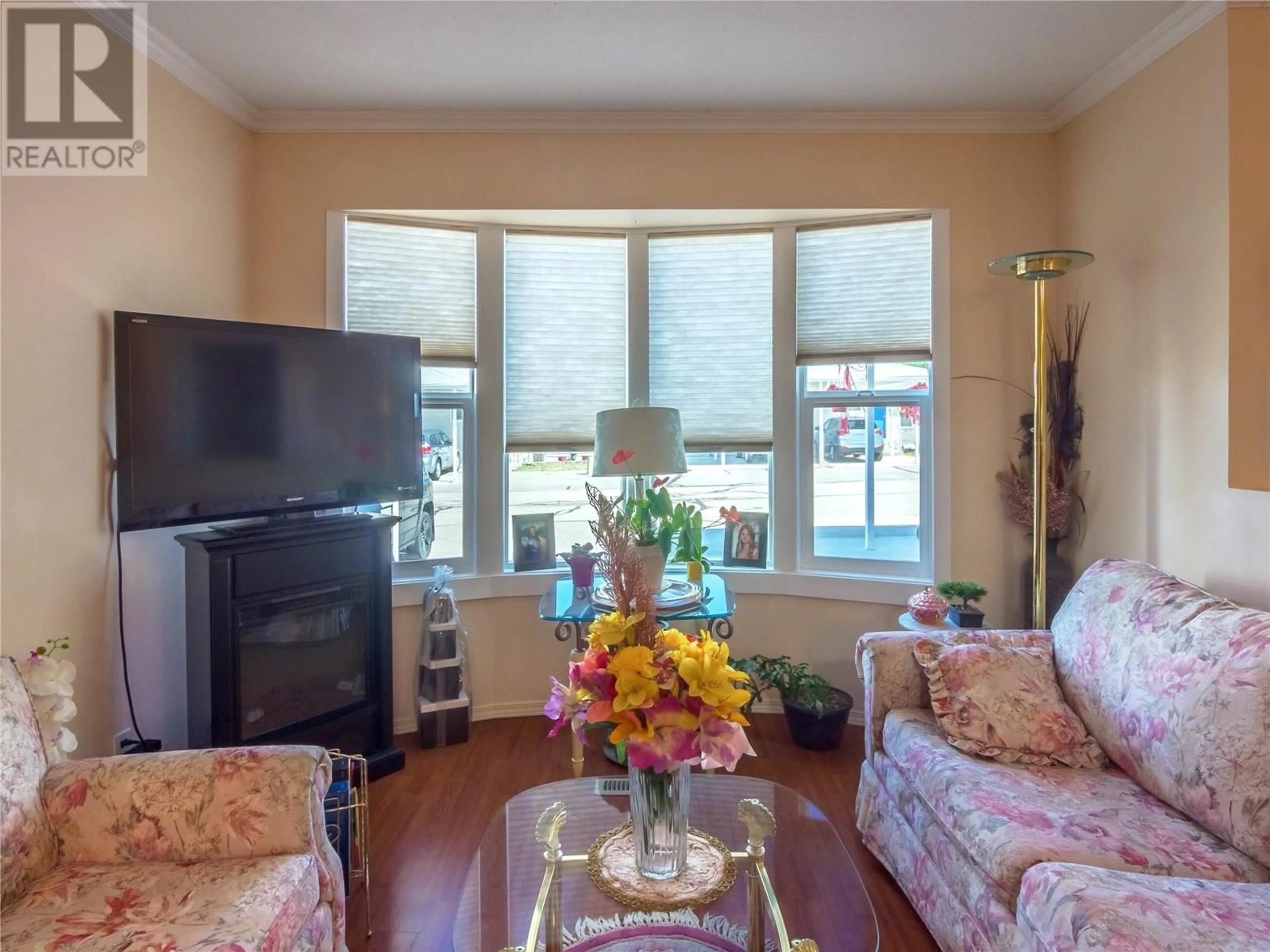 Living room with furniture, unknown for 102 - 2445 SOUTH MAIN STREET, Penticton British Columbia V2A5J1