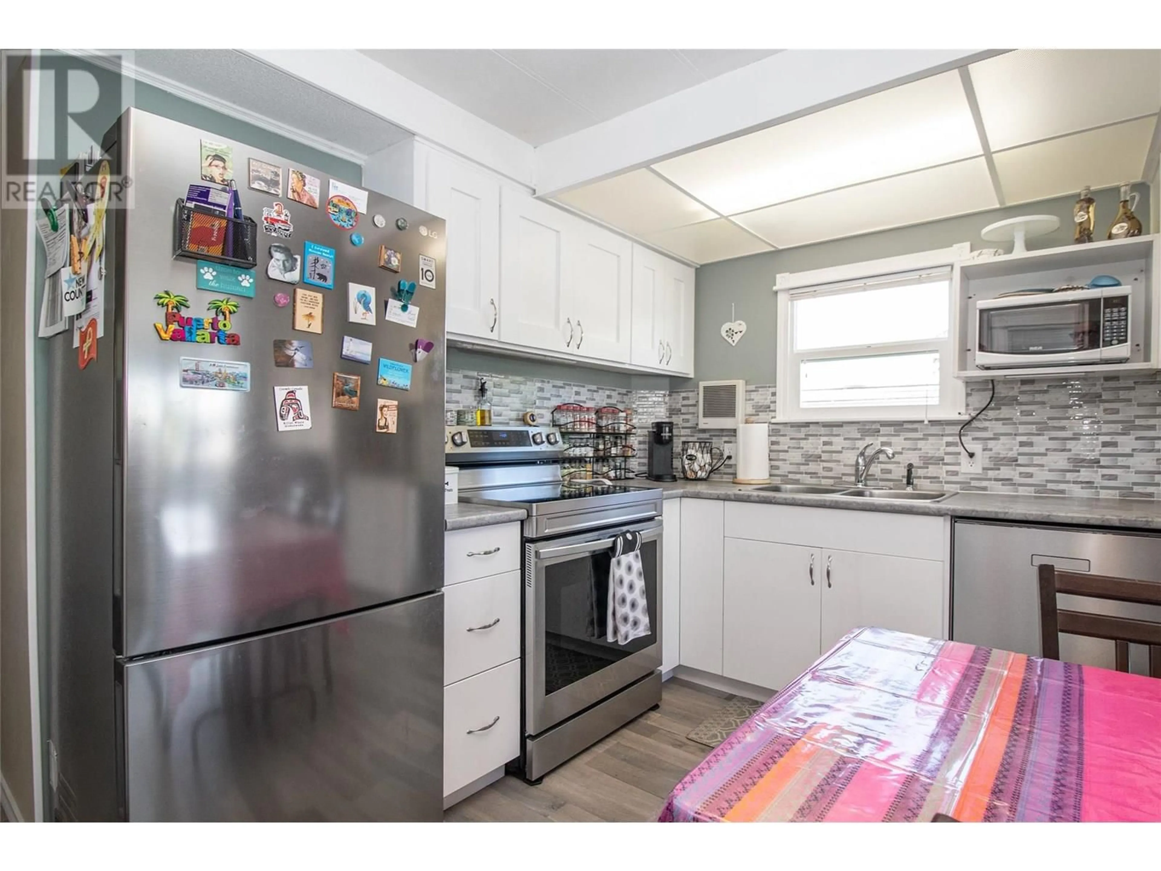 Standard kitchen, unknown for 203 - 3591 OLD VERNON ROAD, Kelowna British Columbia V1X6P4