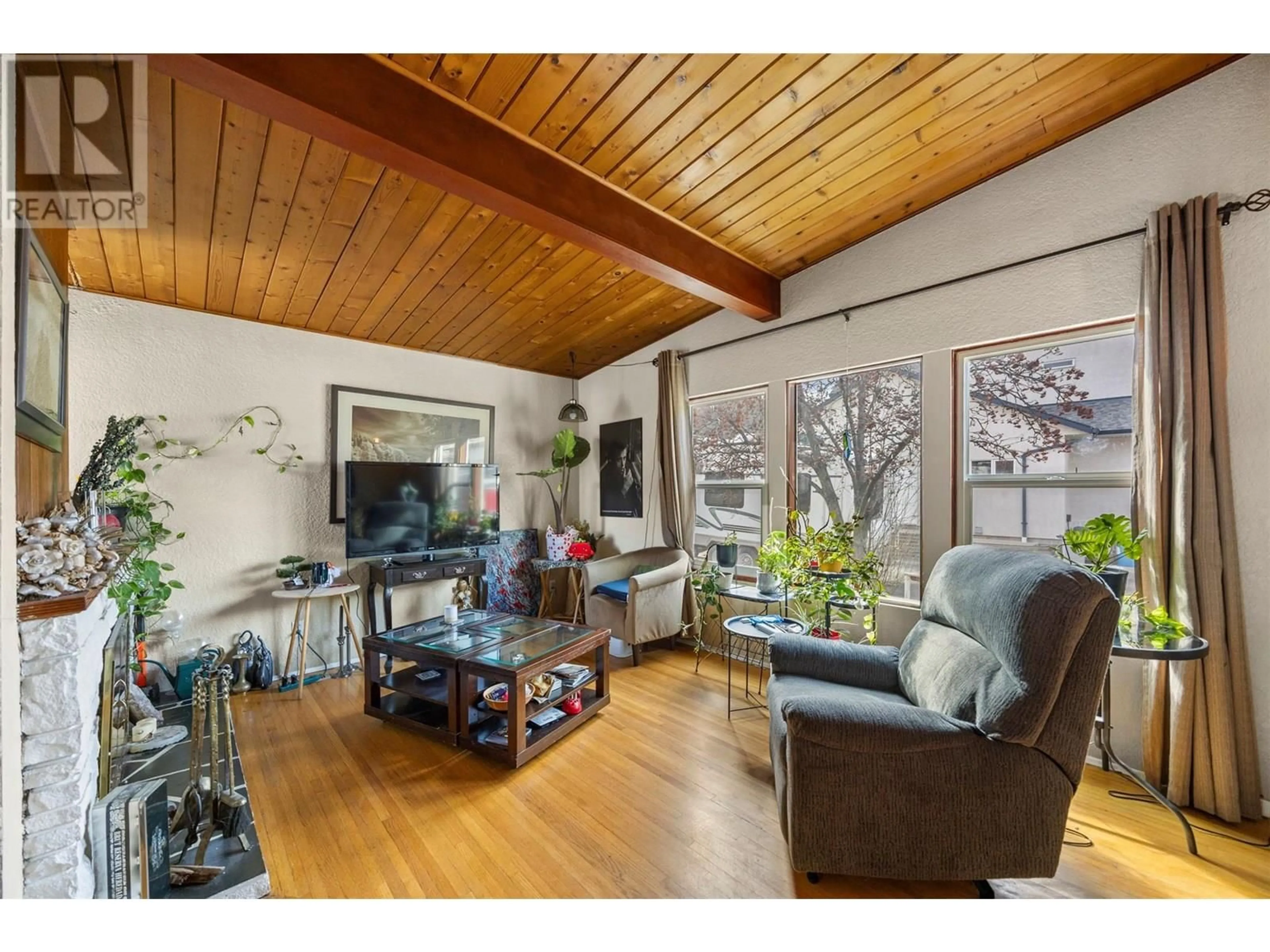 Living room with furniture, wood/laminate floor for VALLEYVIEW DRIVE, Kamloops British Columbia V2C4E5
