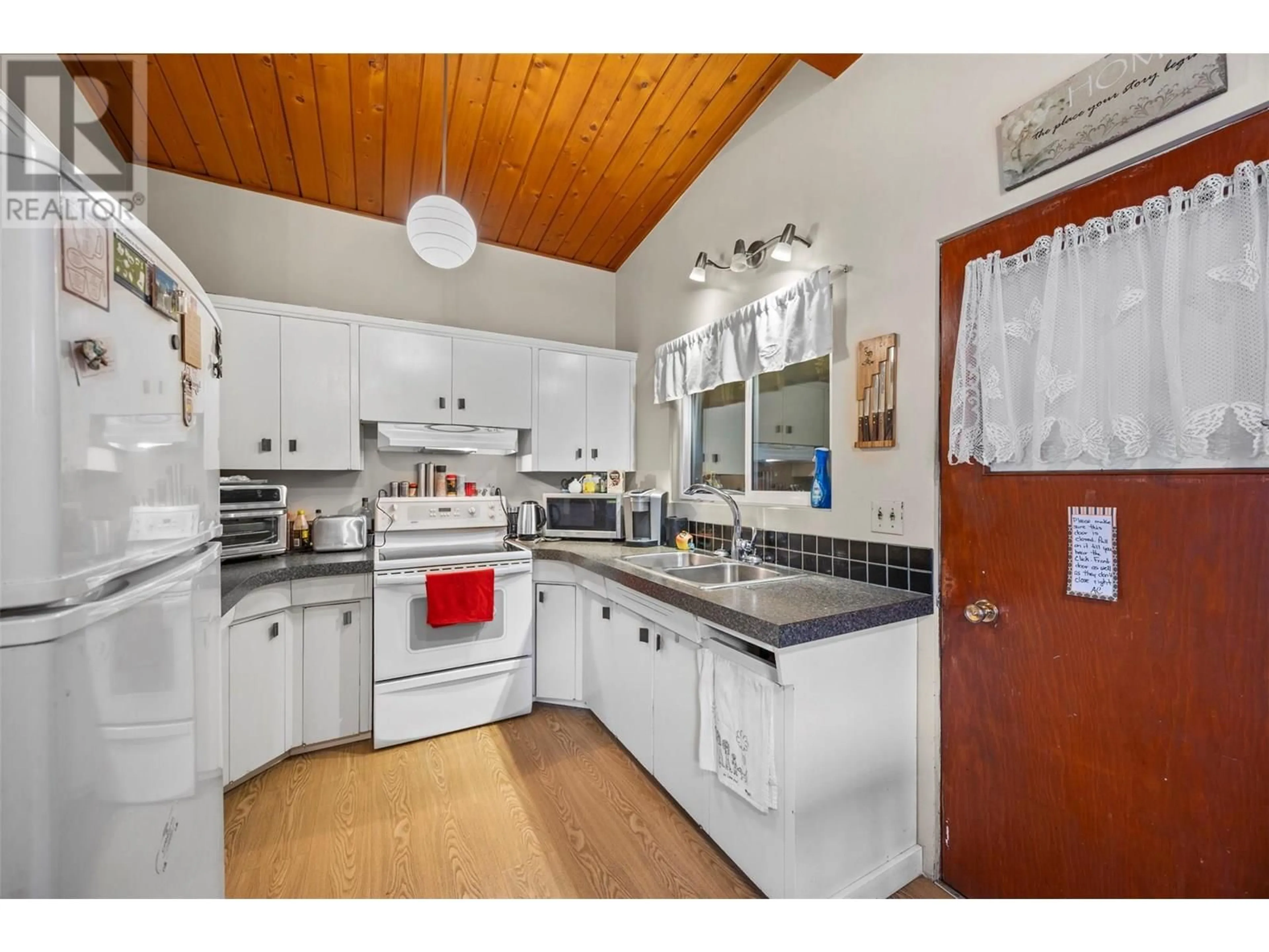 Standard kitchen, ceramic/tile floor for VALLEYVIEW DRIVE, Kamloops British Columbia V2C4E5